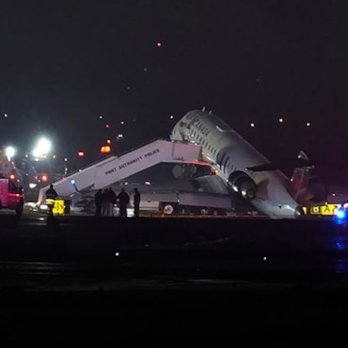FOTOS: Escena del accidente entre avión y un camión de bomberos en Nueva York
