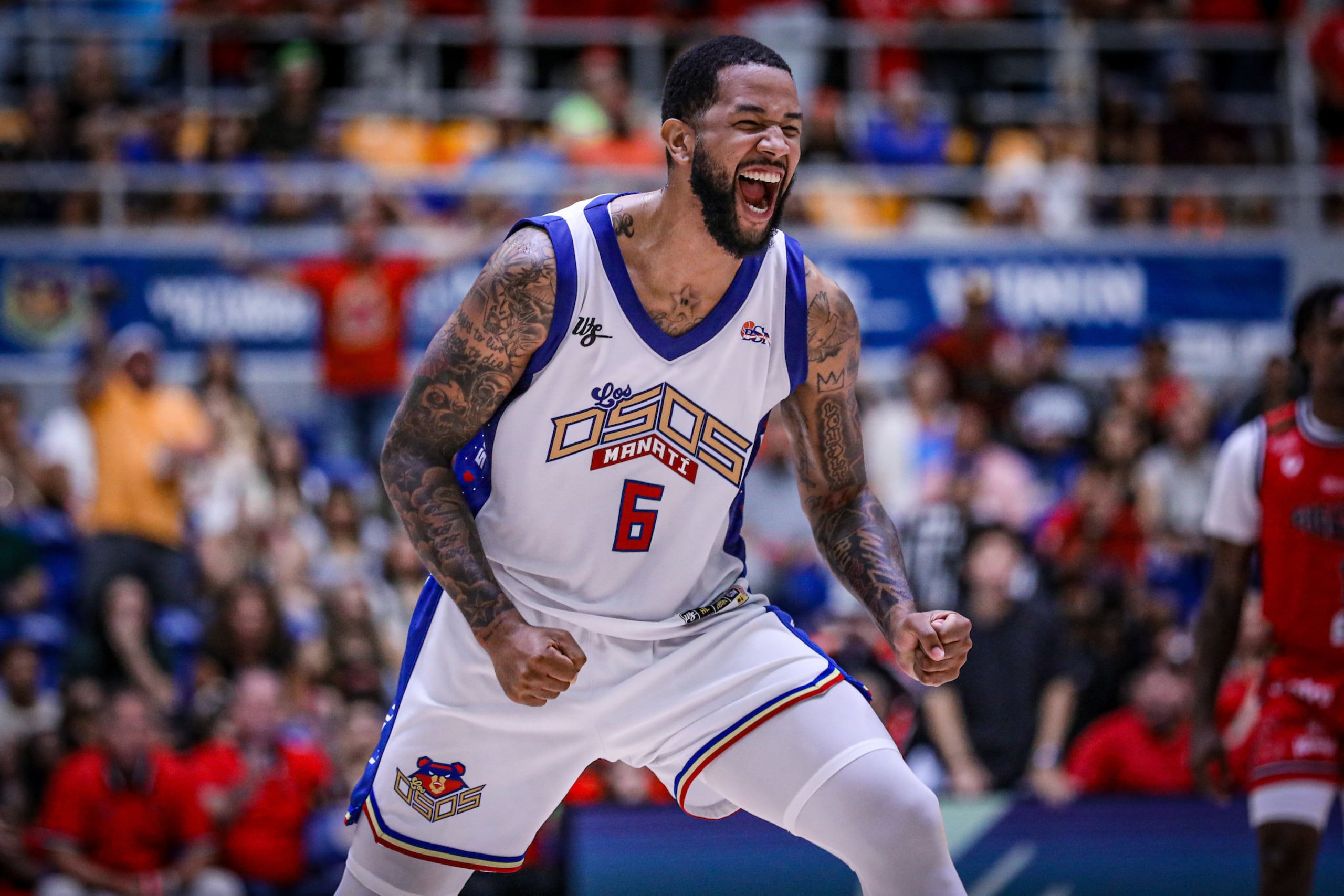 Chris Ortiz, de los Osos de Manatí, durante el cuarto juego de la semifinal del BSN contra los Gigantes de Carolina.