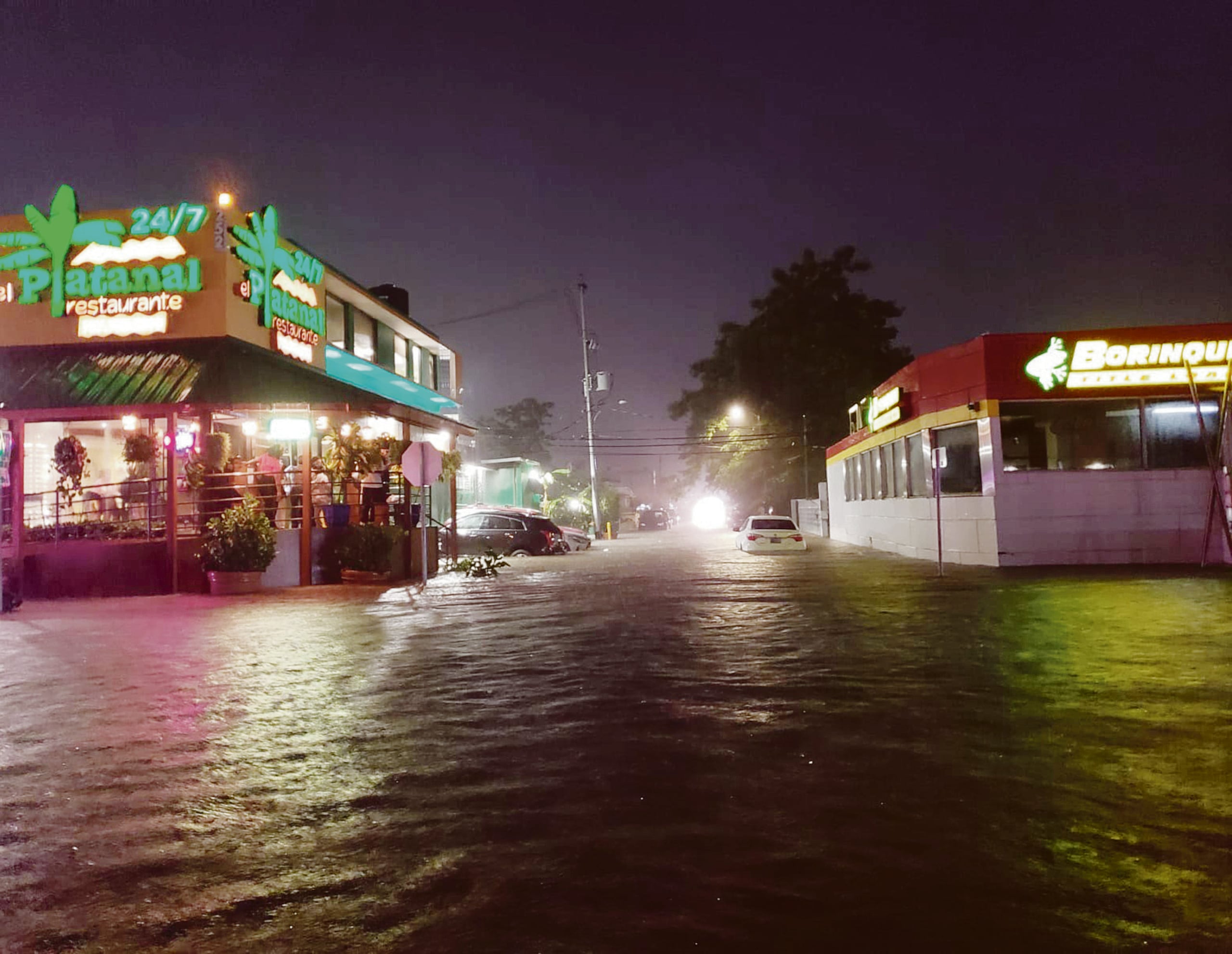 EL SNM exhortó a los automovilistas a evitar transitar por carreteras inundadas.