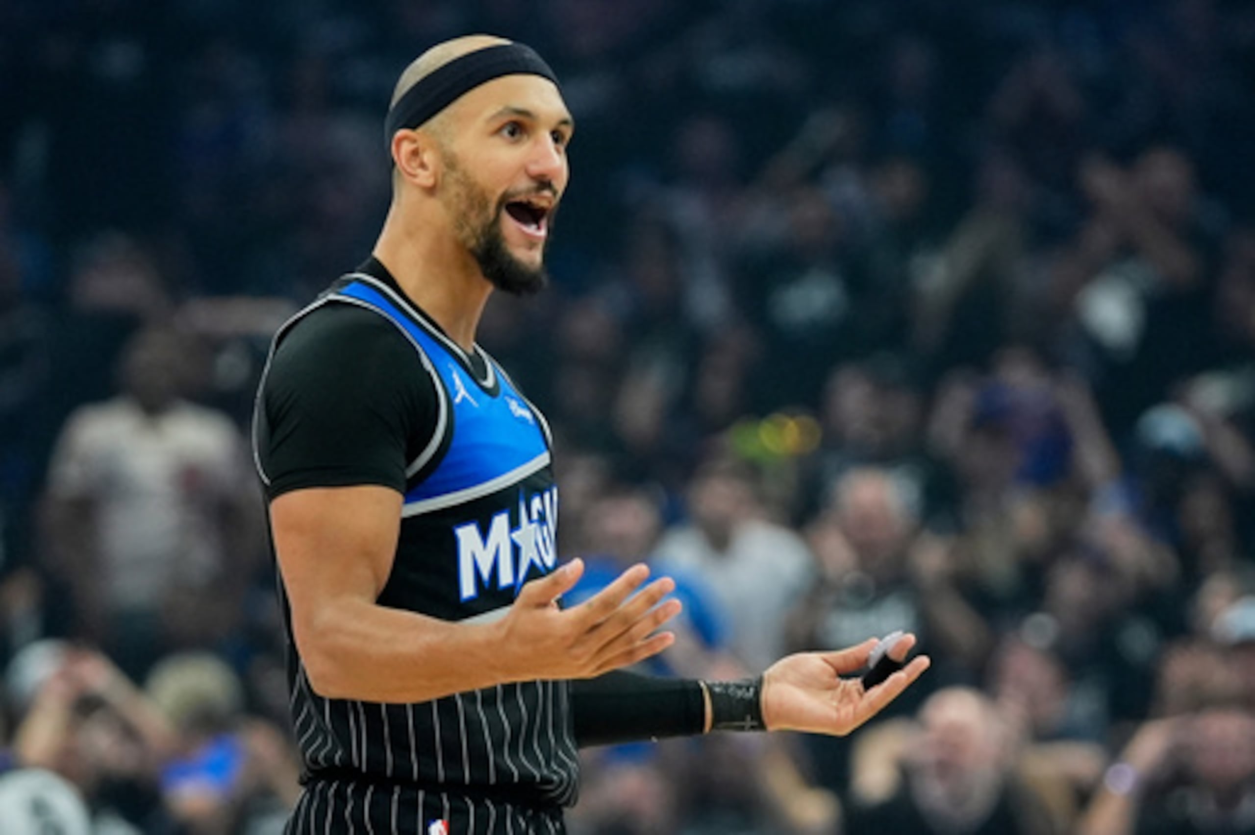 El escolta de los Orlando Magic Jalen Suggs interactúa con los aficionados después de encestar un tiro de 3 puntos contra los Detroit Pistons durante la primera mitad del tercer partido de la primera ronda de los playoffs de baloncesto de la NBA, el sábado 25 de abril de 2026, en Orlando, Florida (AP Photo/John Raoux).