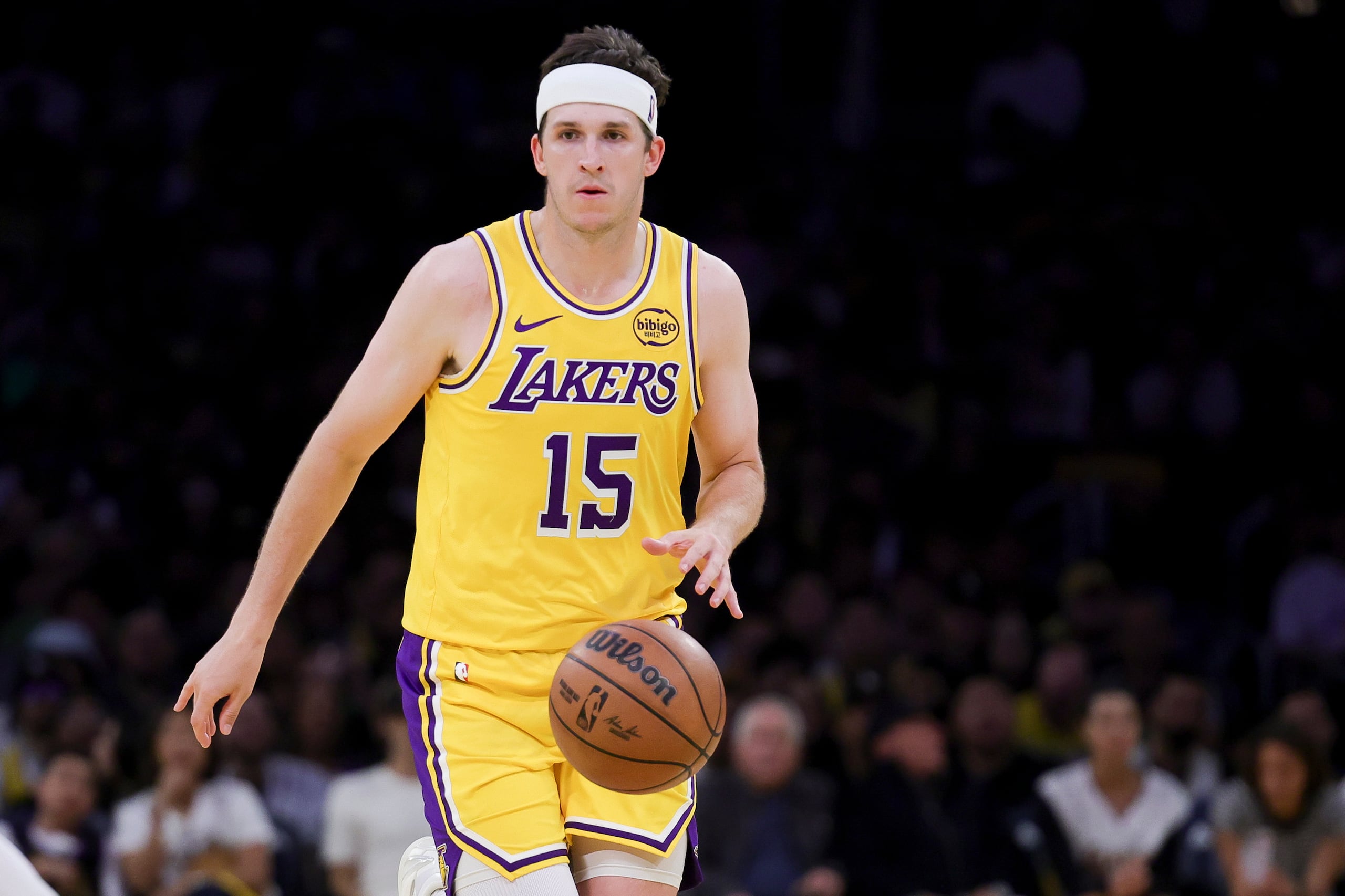 Austin Reaves, de los Lakers de Los Ángeles, controla el balón en un partido contra los Wizards de Washington.