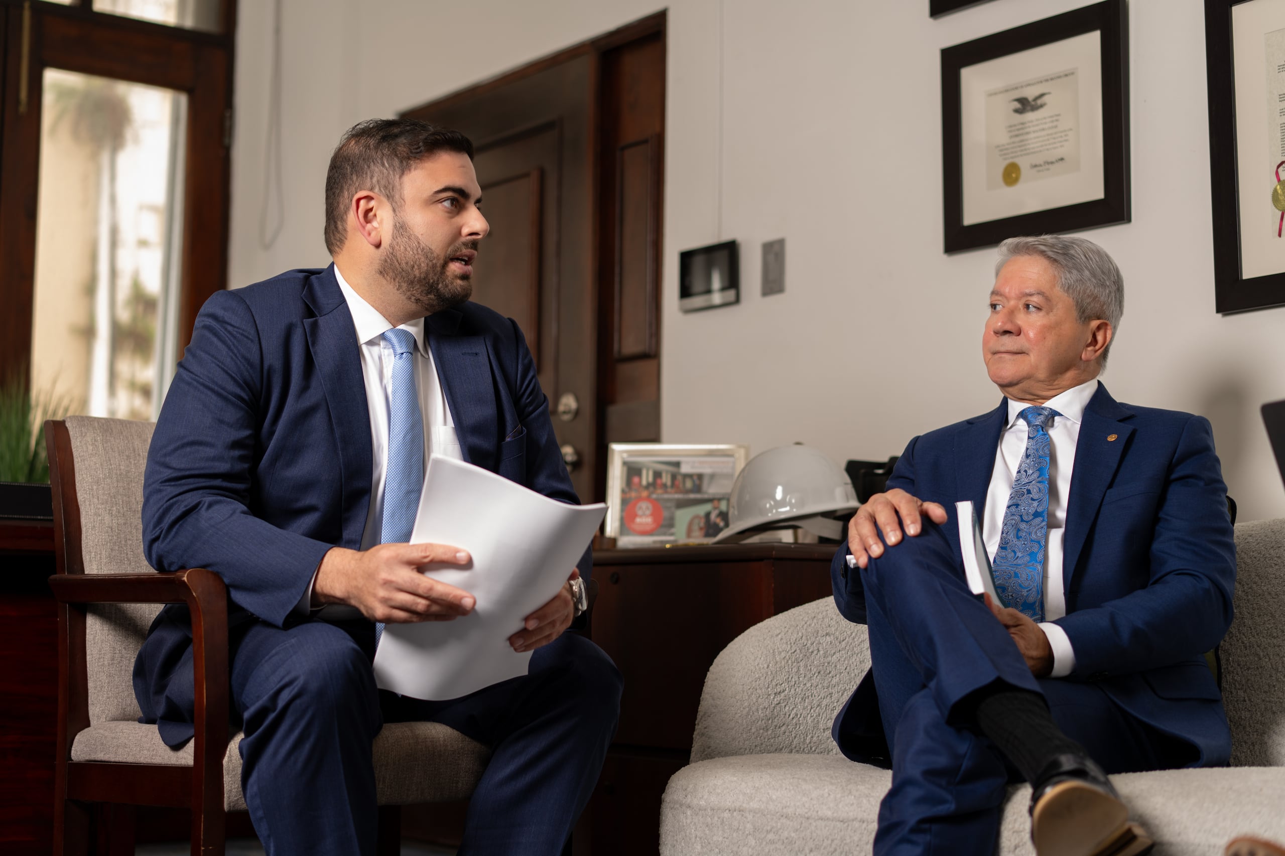 Maceira Zayas trabajó en el sector privado, así como en las ramas ejecutiva y legislativa del Gobierno, mientras que el ex juez Edgardo Rivera García laboró desde la fiscalía hasta el Tribunal Supremo de Puerto Rico.