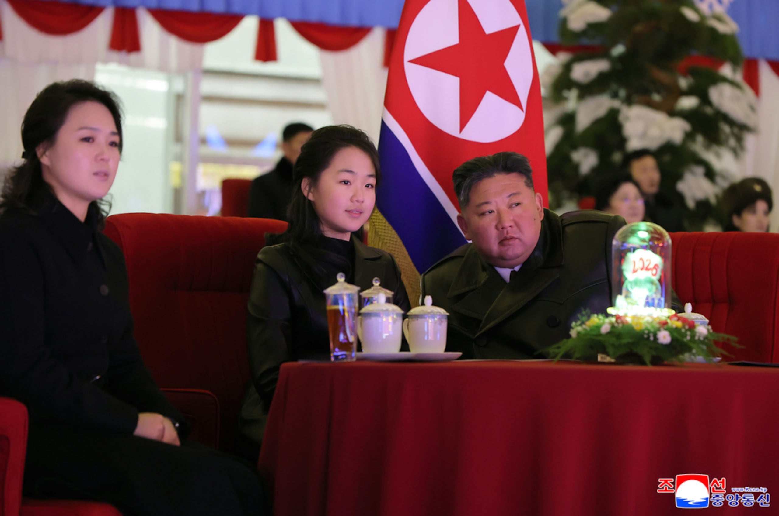 Esta foto, proporcionada el jueves 1 de enero de 2026 por el gobierno de Corea del Norte, muestra al líder norcoreano Kim Jong Un, a la derecha, su esposa Ri Sol Ju, a la izquierda, y su hija observando una presentación de celebración de Año Nuevo en Pyongyang, Corea del Norte, el 31 de diciembre de 2025.