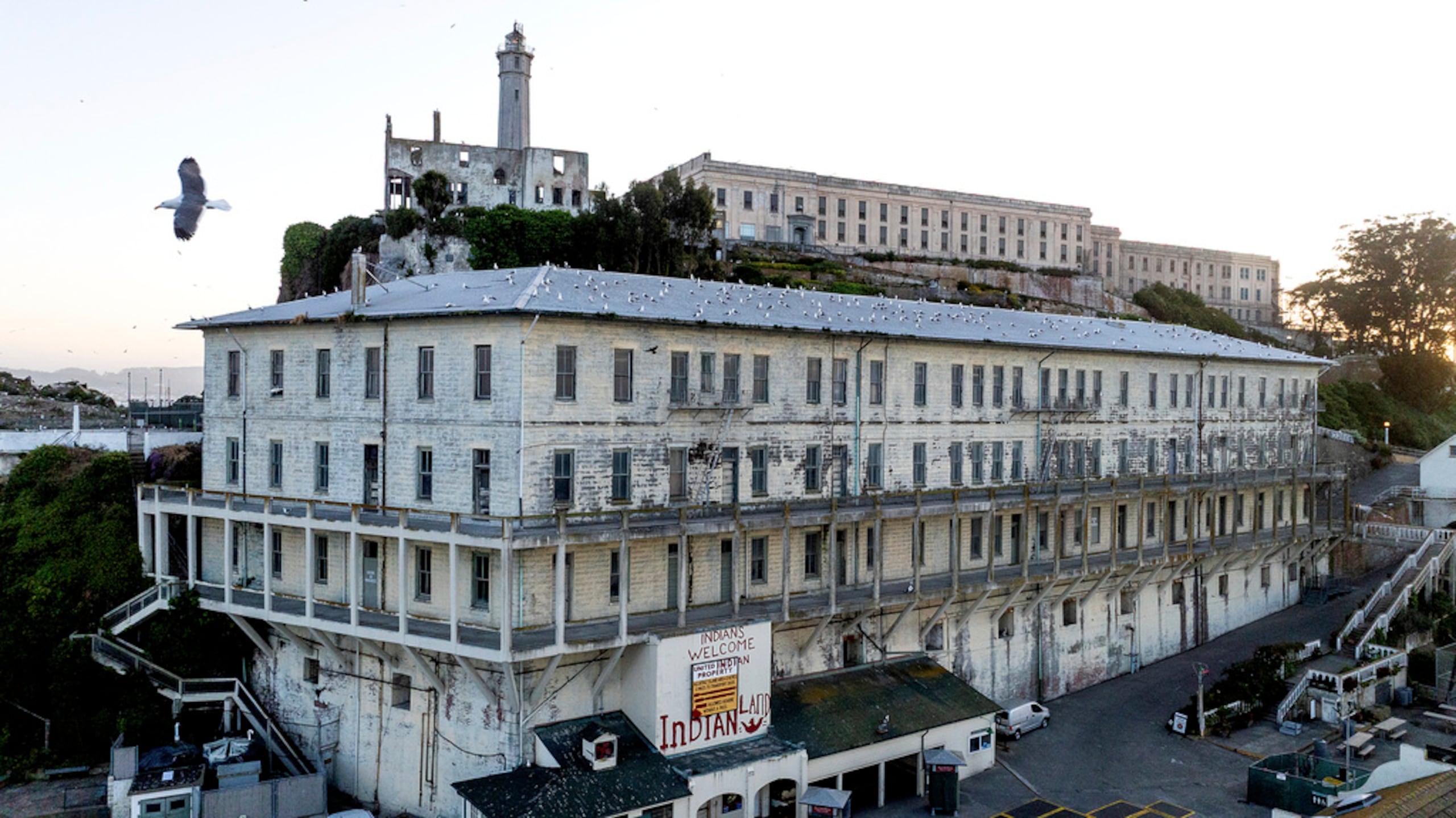 La prisión albergó a algunos de los criminales más famosos del país, incluidos Al Capone y George “Machine Gun” Kelly.