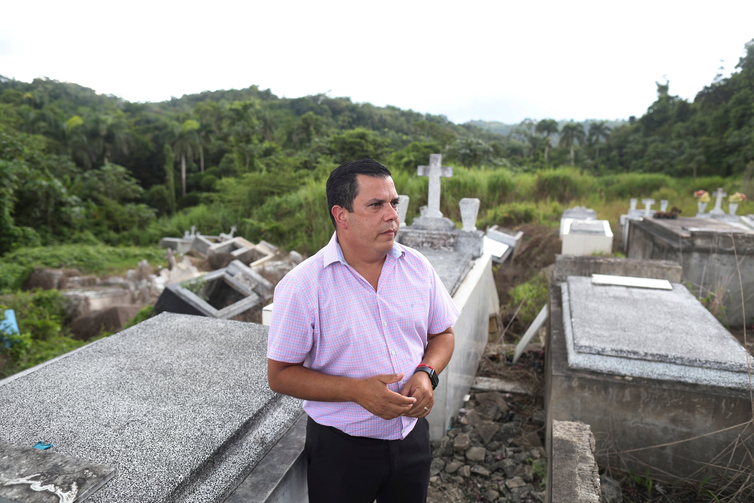 El alcalde Fabián Arroyo explicó que los estudios realizados revelaron que “la quebrada sigue halando, chupándose como quien dice, el terreno hacia ella”.