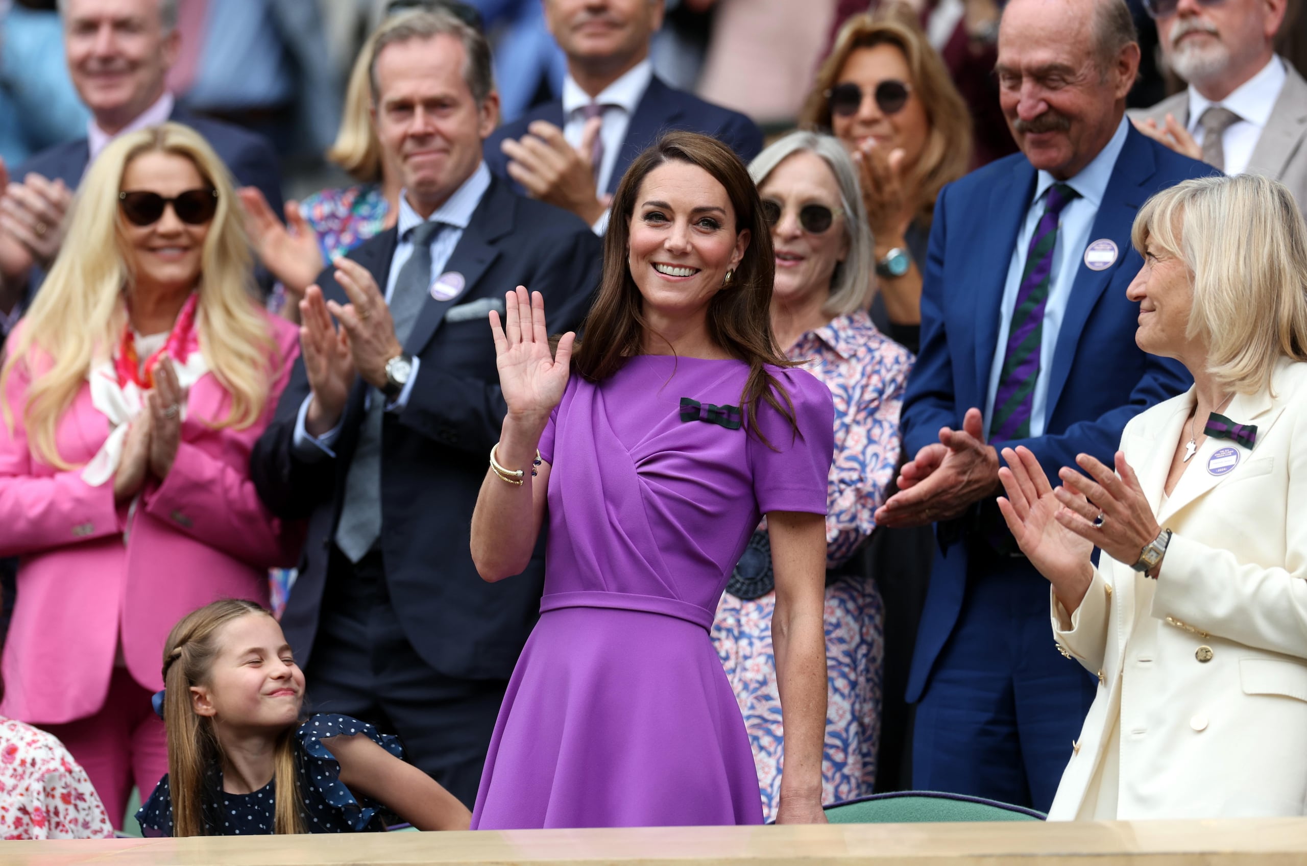 Antes de tomar asiento, Catalina y Carlota fueron recibidas por algunos de los tenistas británicos más destacados de la actualidad, entre ellos la campeona del US Open Emma Raducanu.