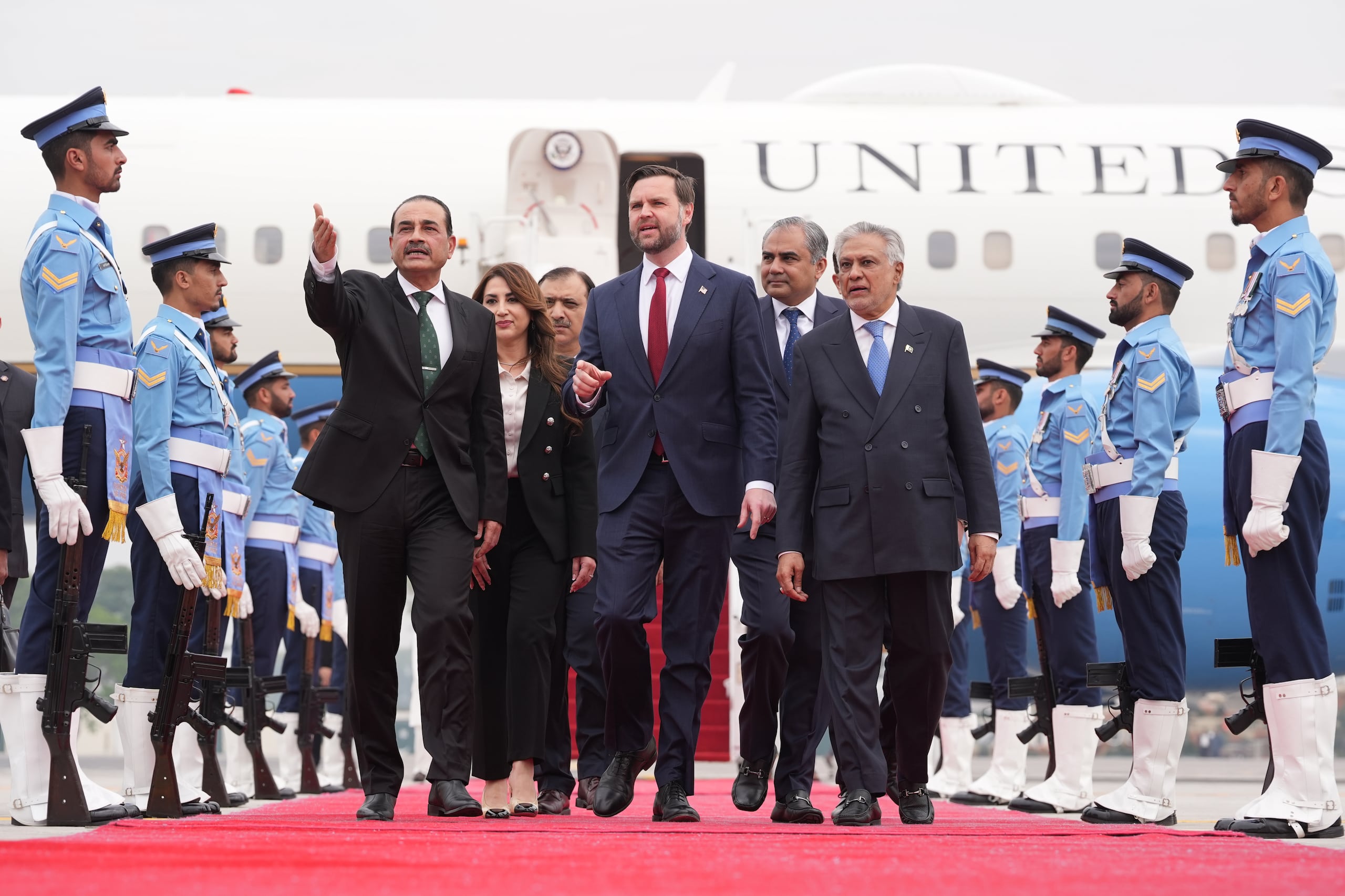 El vicepresidente de Estados Unidos, JD Vance (centro), junto al jefe de las Fuerzas de Defensa y del Estado Mayor del Ejército de Pakistán, el mariscal de campo Asim Munir (izquierda); y del viceprimer ministro y Ministro de Exteriores paquistaní, Mohammad Ishaq Dar, tras llegar al país para conversaciones con funcionarios iraníes, en Islamabad, Pakistán, el 11 de abril de 2026.