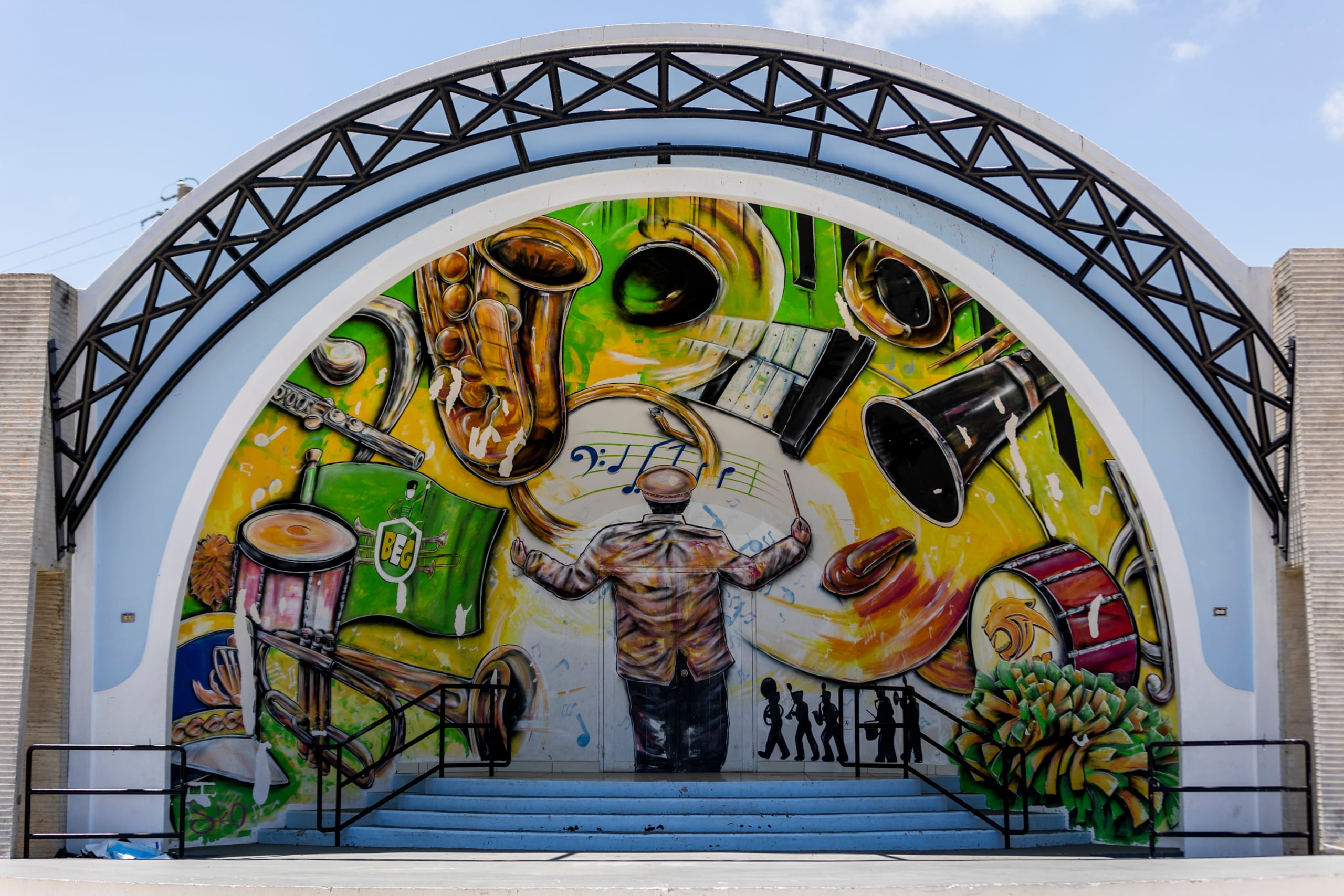 En la plaza pública hay un mural en honor a las agrupaciones, como la Banda Segunda Unidad Macaná y la legendaria Banda Escolar de Guayanilla.
