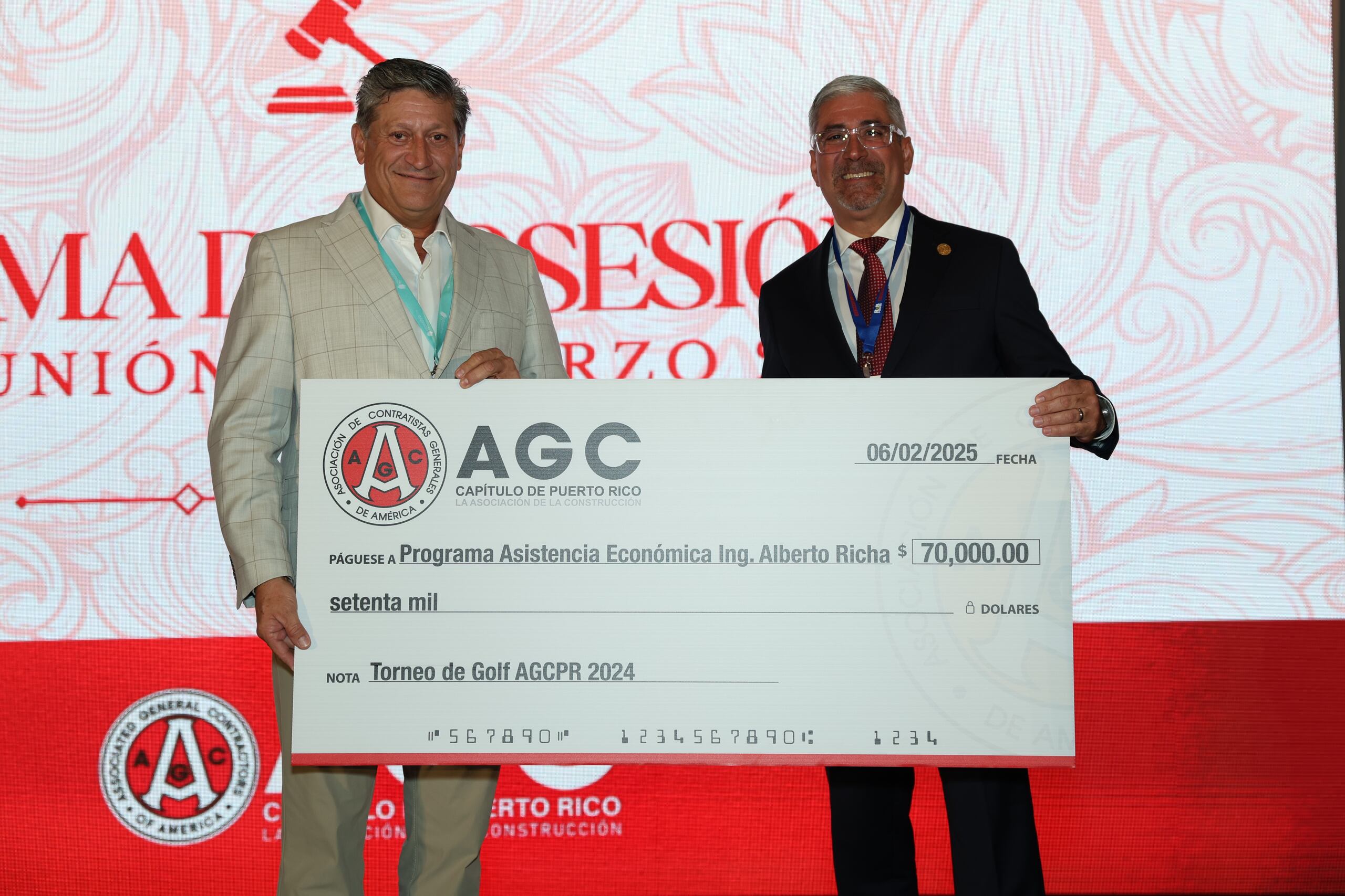 El Ing. Ismael Sánchez, del Programa de Asistencia Económica Alberto Richa (izquierda), recibe el donativo de $70,000 recaudado en el Torneo de Golf de AGC-PR 2024 de parte del Ing. José Ortiz Serrano, pasado presidente de AGC-PR 2024.