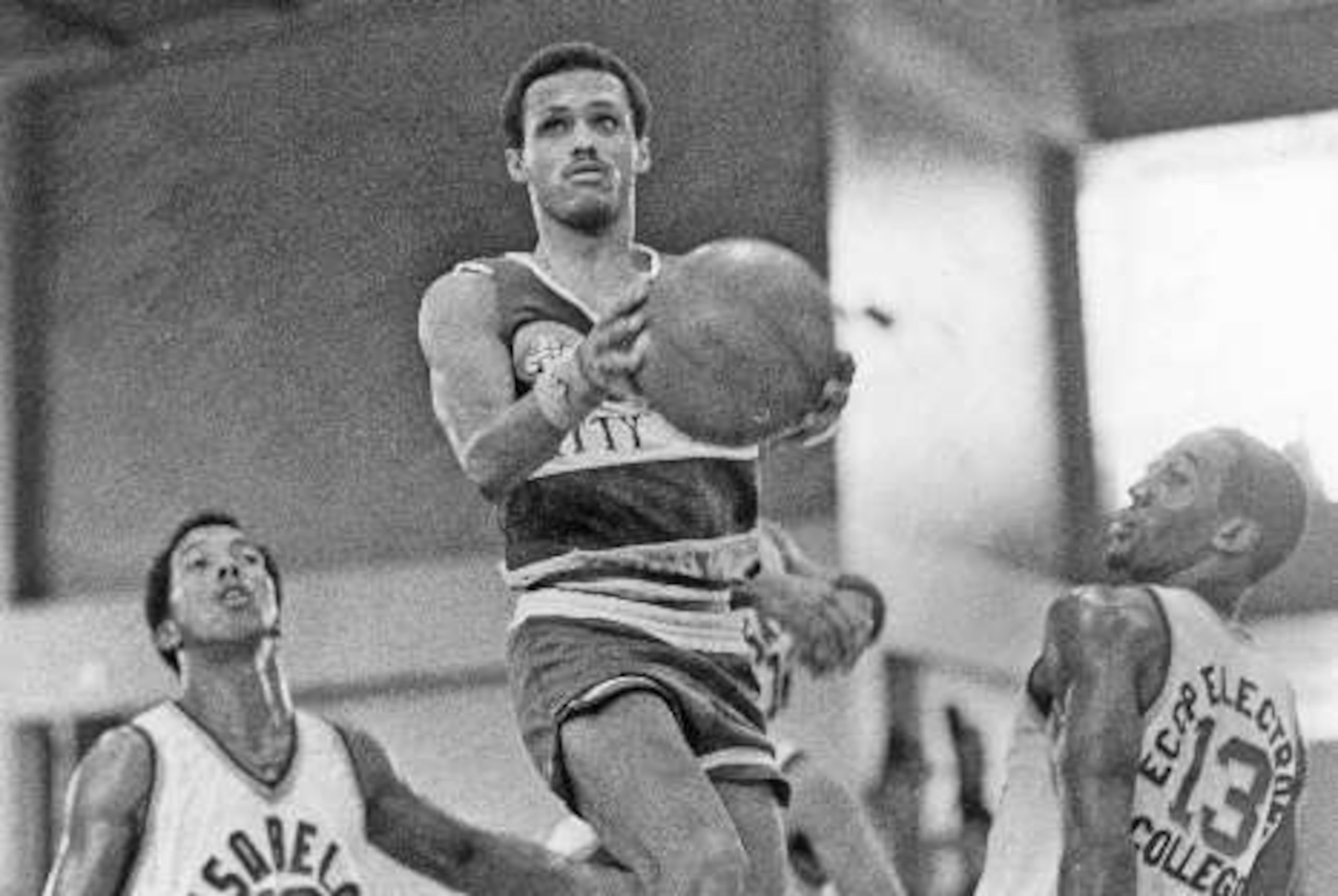 En la imagen, Angelo Cruz (con el balón), uno de los grandes jugadores que pasaron por la franquicia de los Indios de Canóvanas. <font color="yellow">(El Nuevo Día / Archivo Histórico)</font>