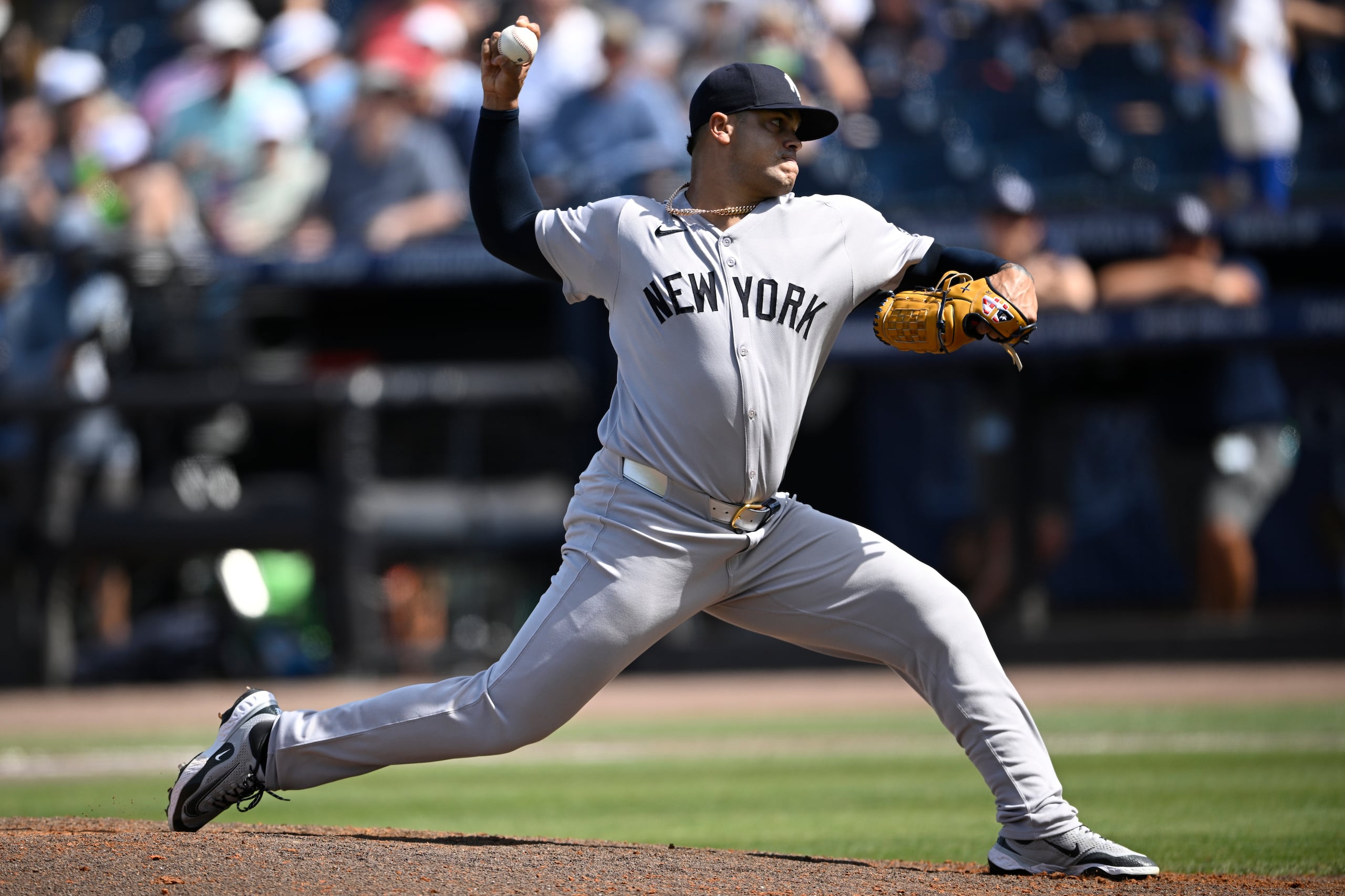 El pitcher puertorriqueño de los Yankees de Nueva York, Fernando Cruz, lanza en la octava entrada ante los Rays de Tampa Bay el domingo 20 de abril del 2025. (AP Foto/Phelan M. Ebenhack)