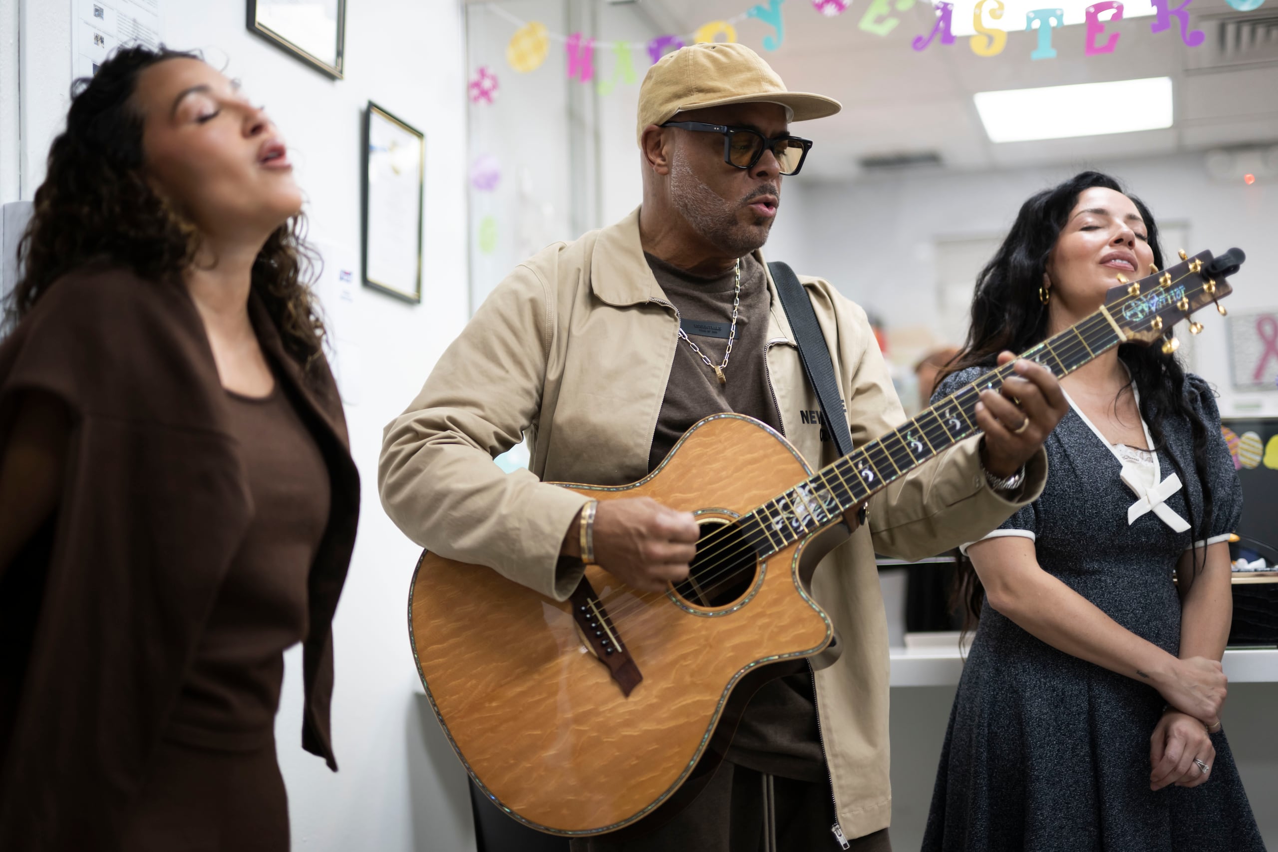 Israel Houghton y Adrienne Bailon llevaron sus "coritos" a los pacientes y personal médico a distintas partes del hospital especializado en servicios de diagnóstico y tratamientos de cáncer gratuitos.