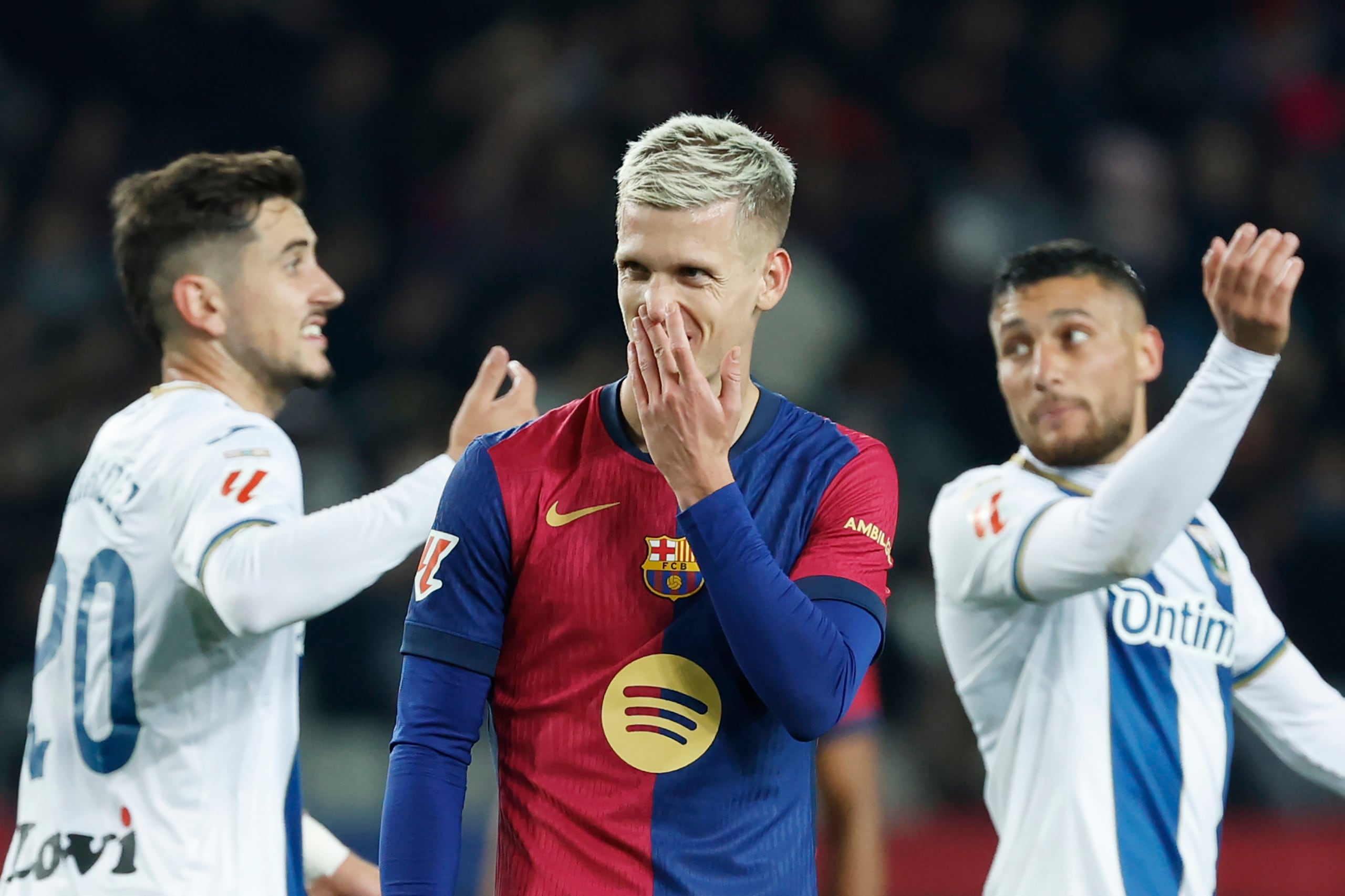 Dani Olmo, del Barcelona, se lleva una mano al rostro durante un partido ante Leganés, el domingo 15 de diciembre de 2024.