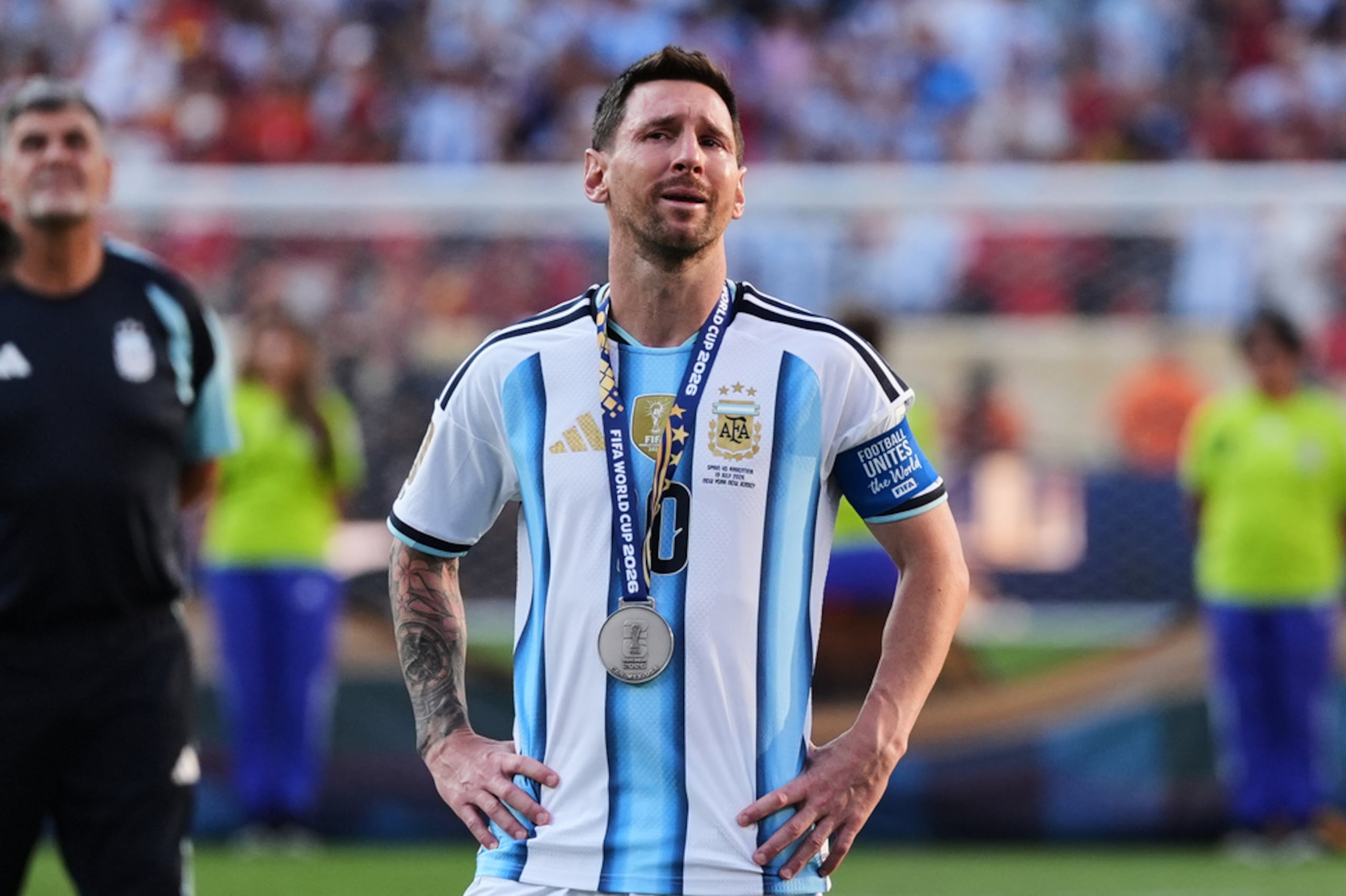 El futbolista argentino Lionel Messi llora tras la final del Mundial 2026 ante España.