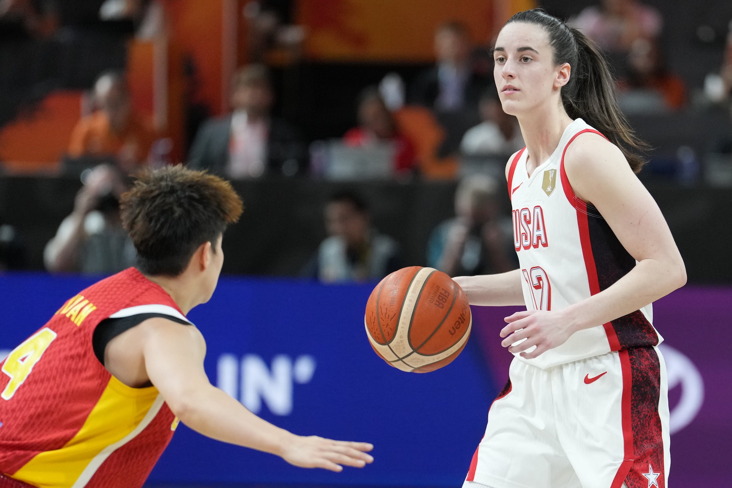 Caitlin Clark maneja el balón durante el partido entre Estados Unidos y China en la Copa del Mundo femenina de la FIBA.