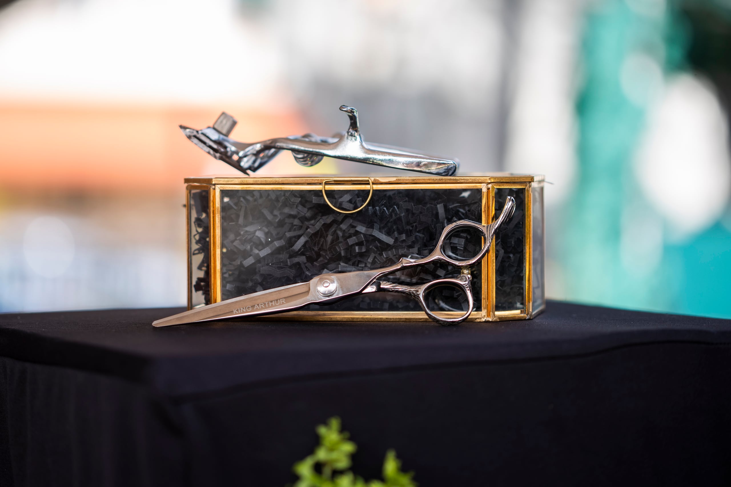 El homenaje se llevó a cabo en la plaza pública de Gurabo. En la foto, la  tijera y la máquina de mano que utilizó "Chaguito".