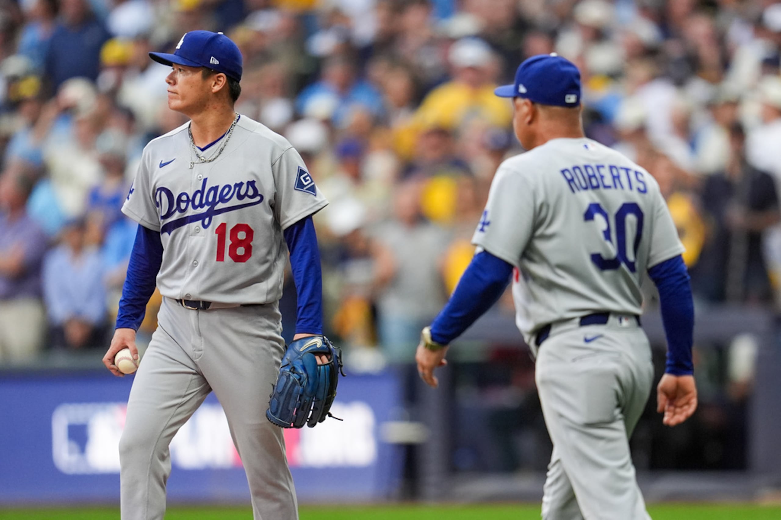 Dave Roberts, mánager de los Dodgers, saca del partido al abridor Yoshinobu Yamamoto durante la tercera entrada del Juego 2 de la Serie de Campeonato de la Liga Nacional ante los Cerveceros de Milwaukee, el lunes, 12 de octubre de 2026, en Milwaukee.