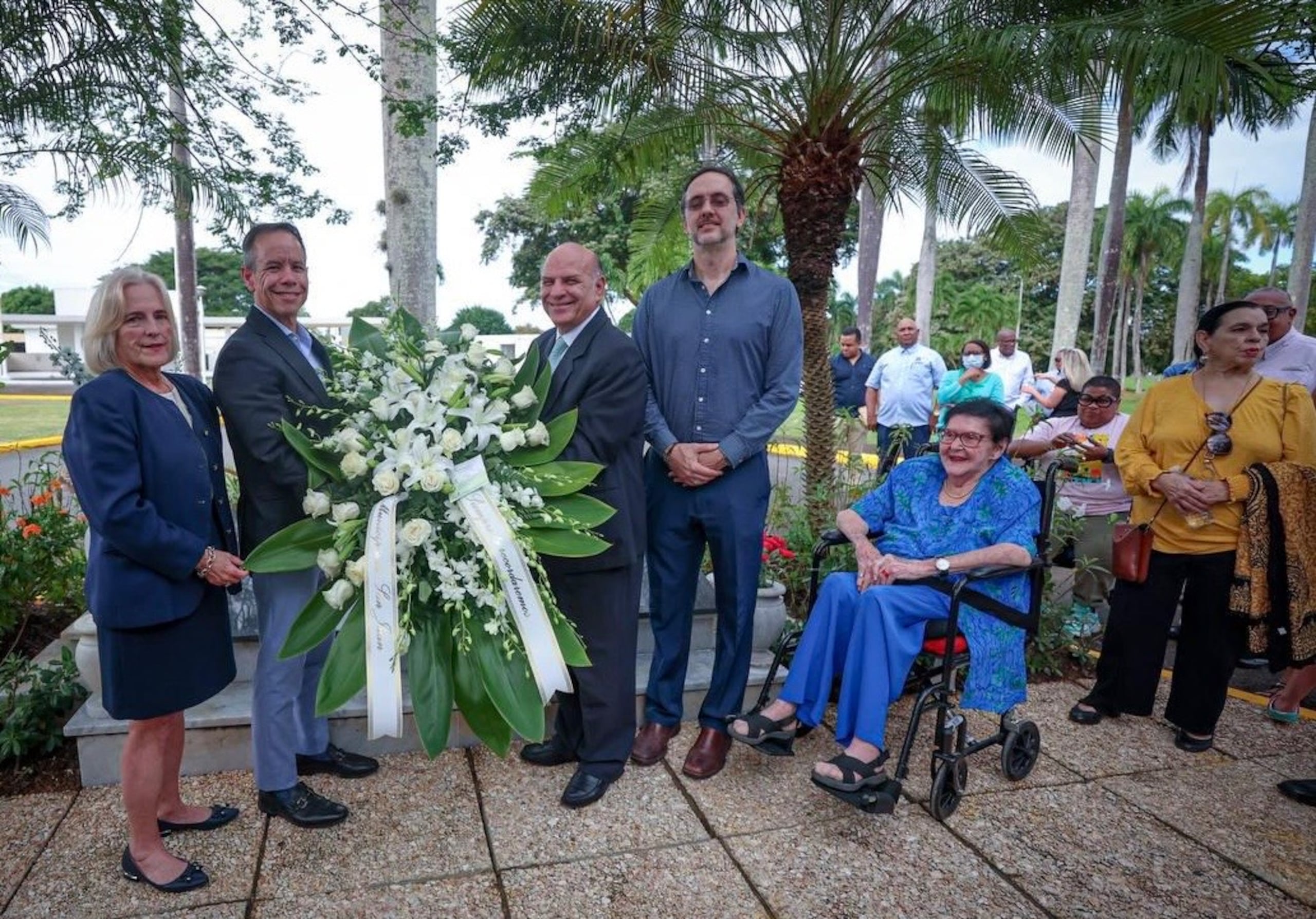 El exalcalde de San Juan, Héctor Luis Acevedo y familiares de la eterna alcaldesa de San Juan, participaron del homenaje junto a Miguel Romero.