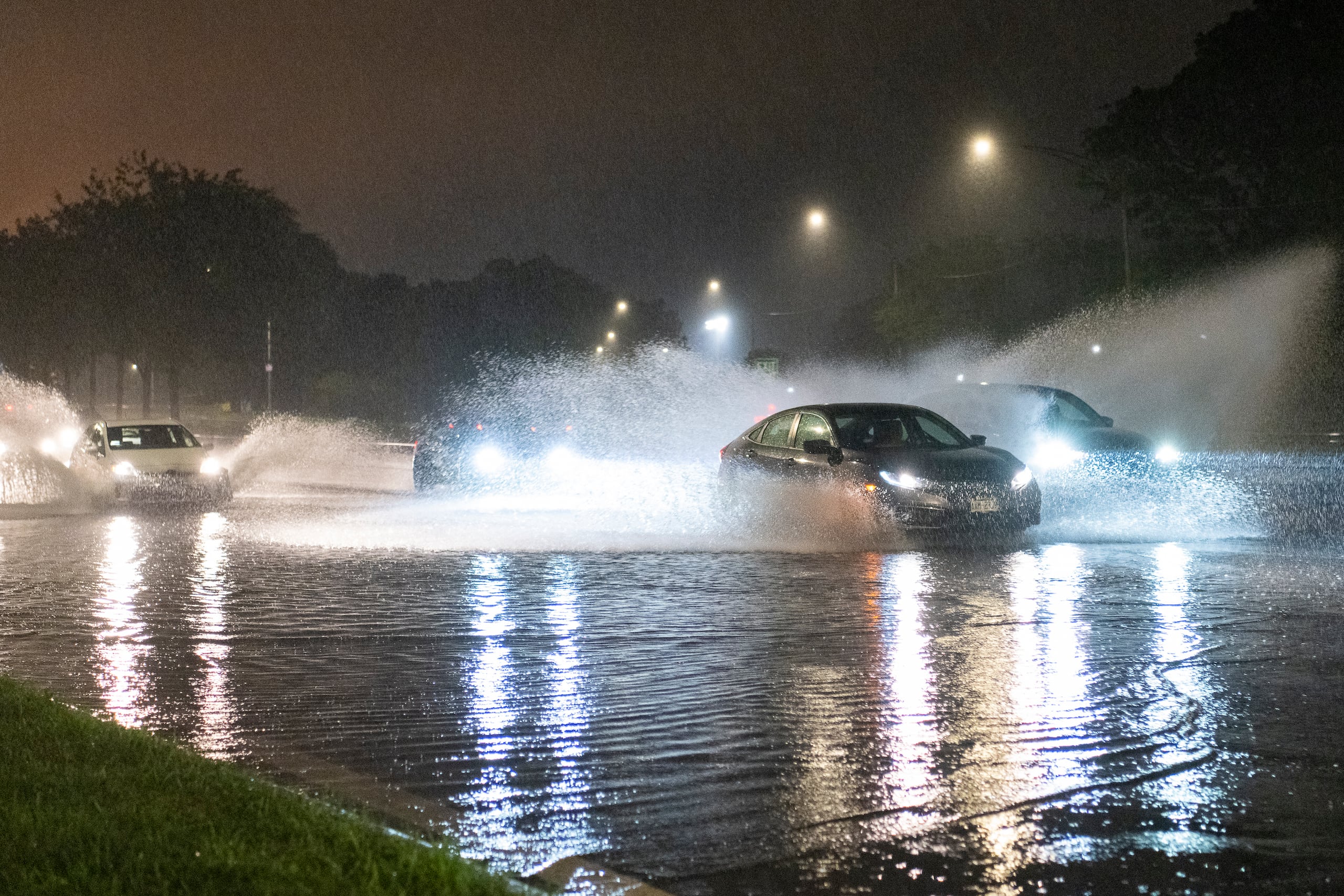 Las tormentas avanzaron hacia el este, hacia la parte norte de Illinois y el área de Chicago, donde se emitieron alertas de tornado y se produjeron intensas lluvias.