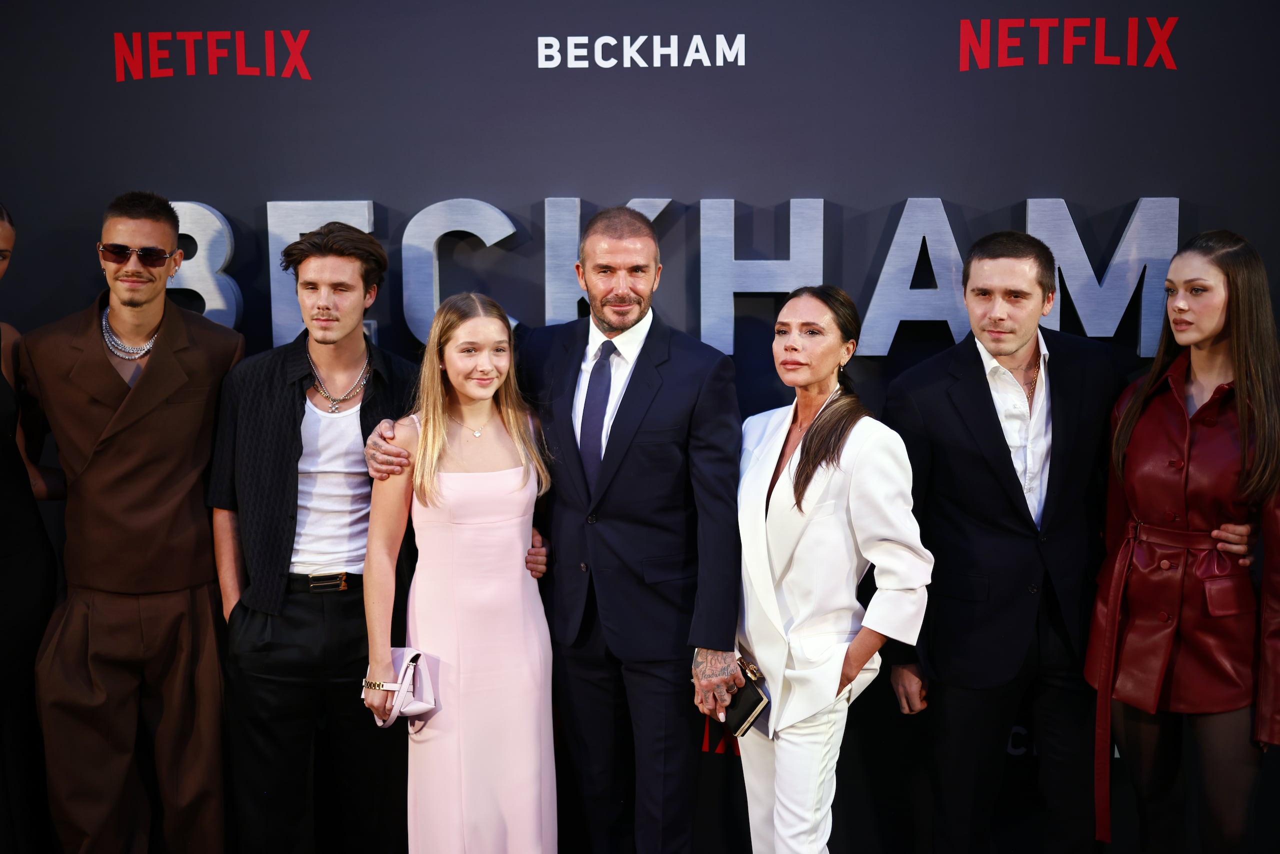La familia Beckham al completo. De izquierda a derecha, Romeo Beckham, Cruz Beckham, Harper Beckham, David Beckham, Victoria Beckham, Brooklyn Beckham y Nicola Peltz Beckham -esposa de Brooklyn- en la presentación de un documental sobre los Beckham en octubre de 2024 en Londres.