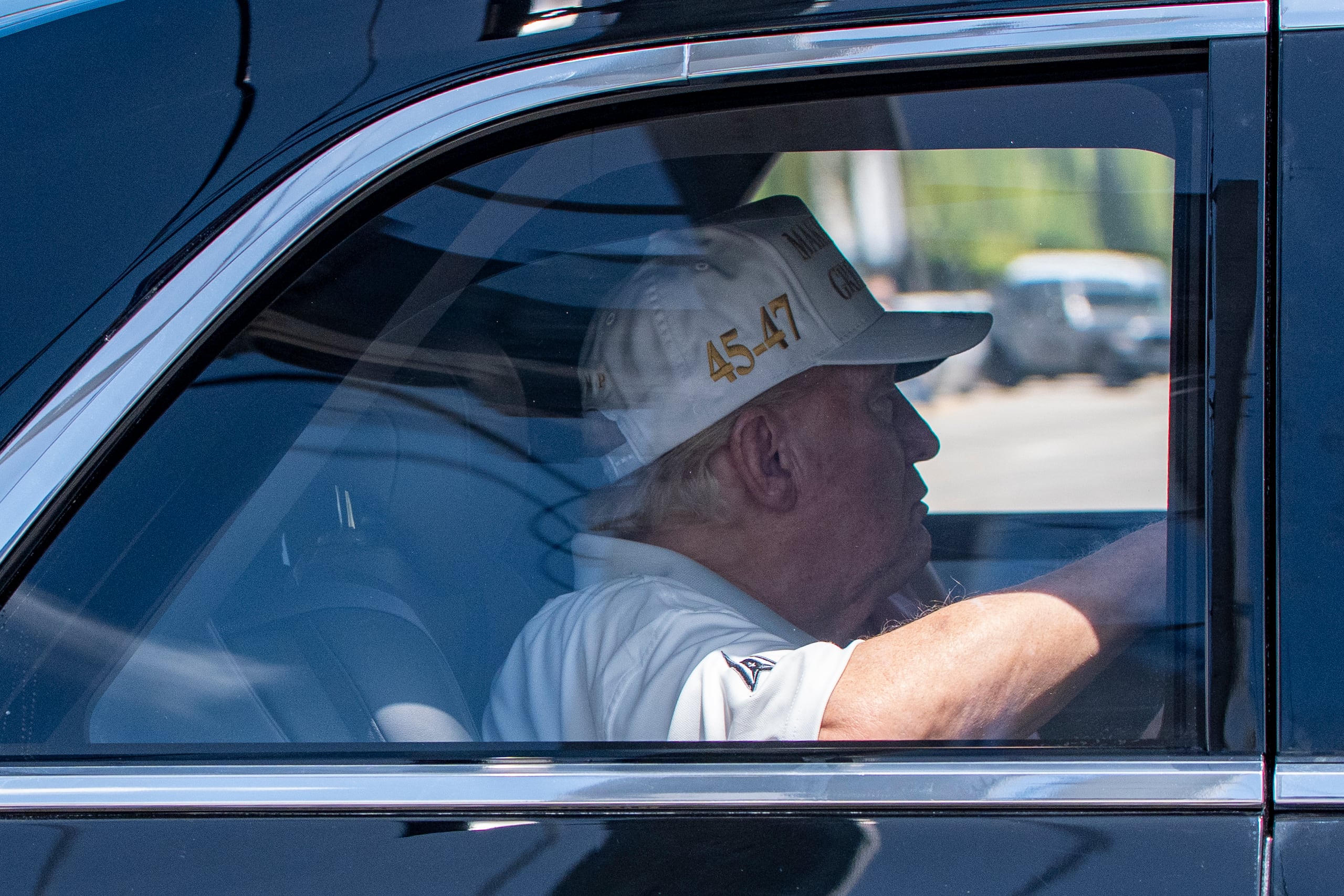 El presidente Donald Trump regresa a Mar-a-Lago después de jugar golf en el Trump National Golf Club, el 6 de abril del 2025, en West Palm Beach, Florida. (AP foto/Alex Brandon)