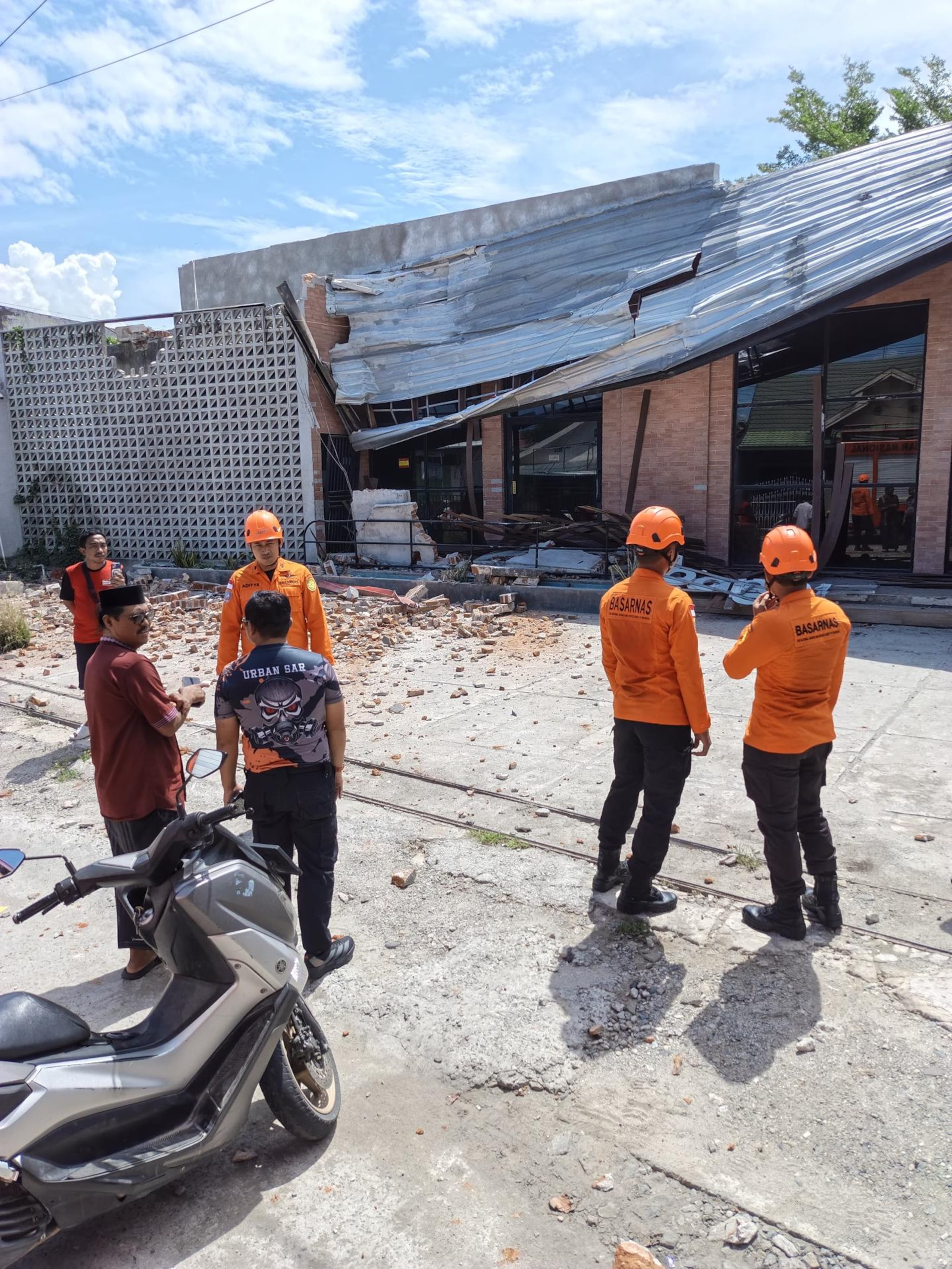 Rescatistas inspeccionando un edificio dañado tras un terremoto en Palu, Sulawesi Central, Indonesia, este martes.