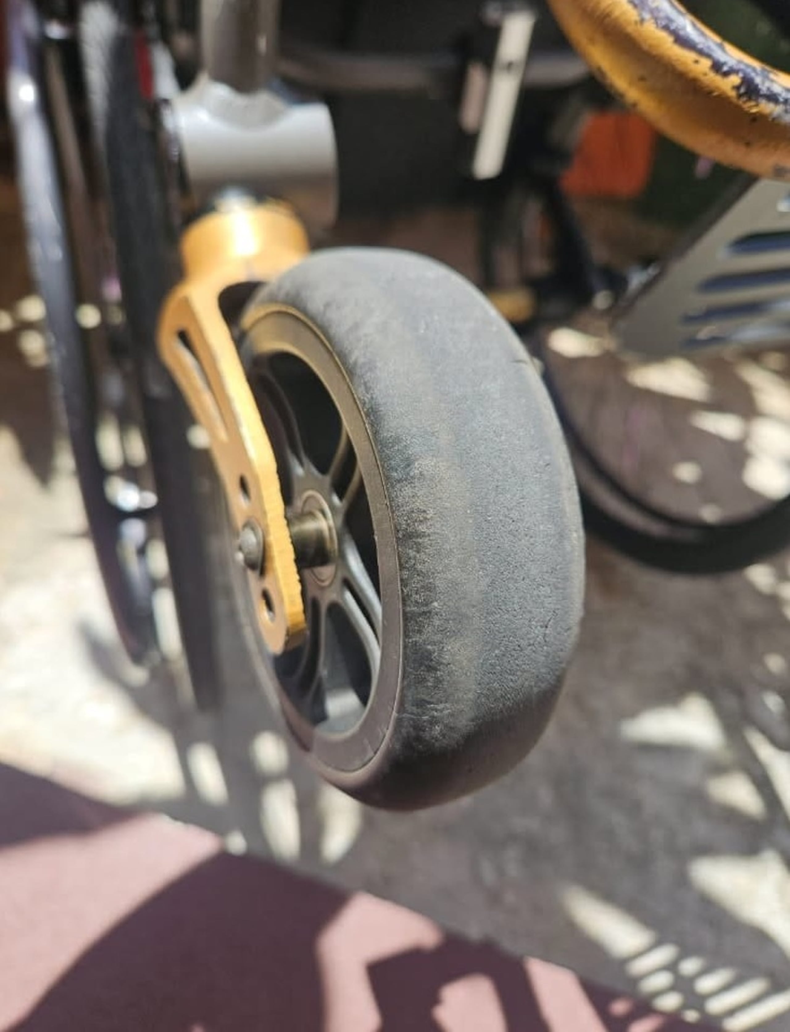 La silla de ruedas de Melanie Valdés necesita reparaciones.