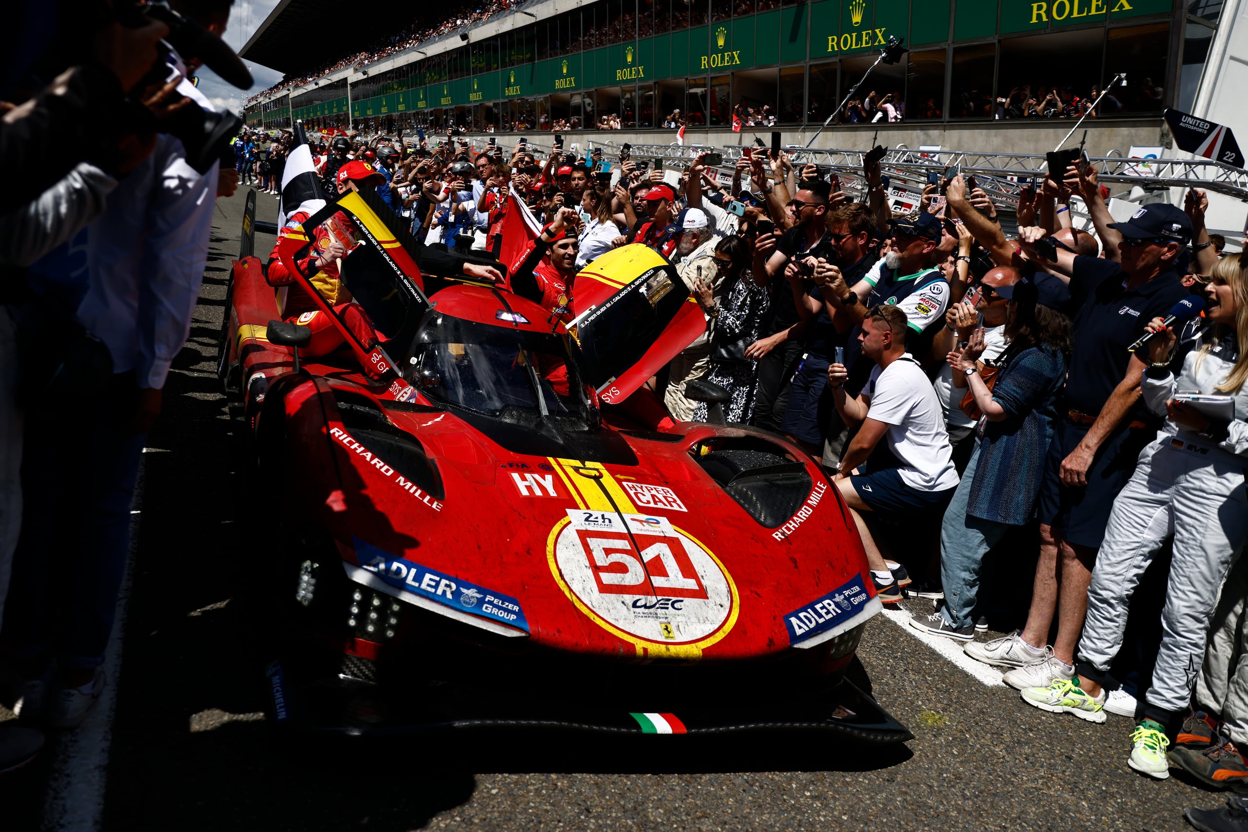 Los pilotos del Ferrari AF Corse, Antonio Giovinazzi, Alessandro Pier Guidi y James Calado, celebran su victoria en las 24 Horas de Le Mans.