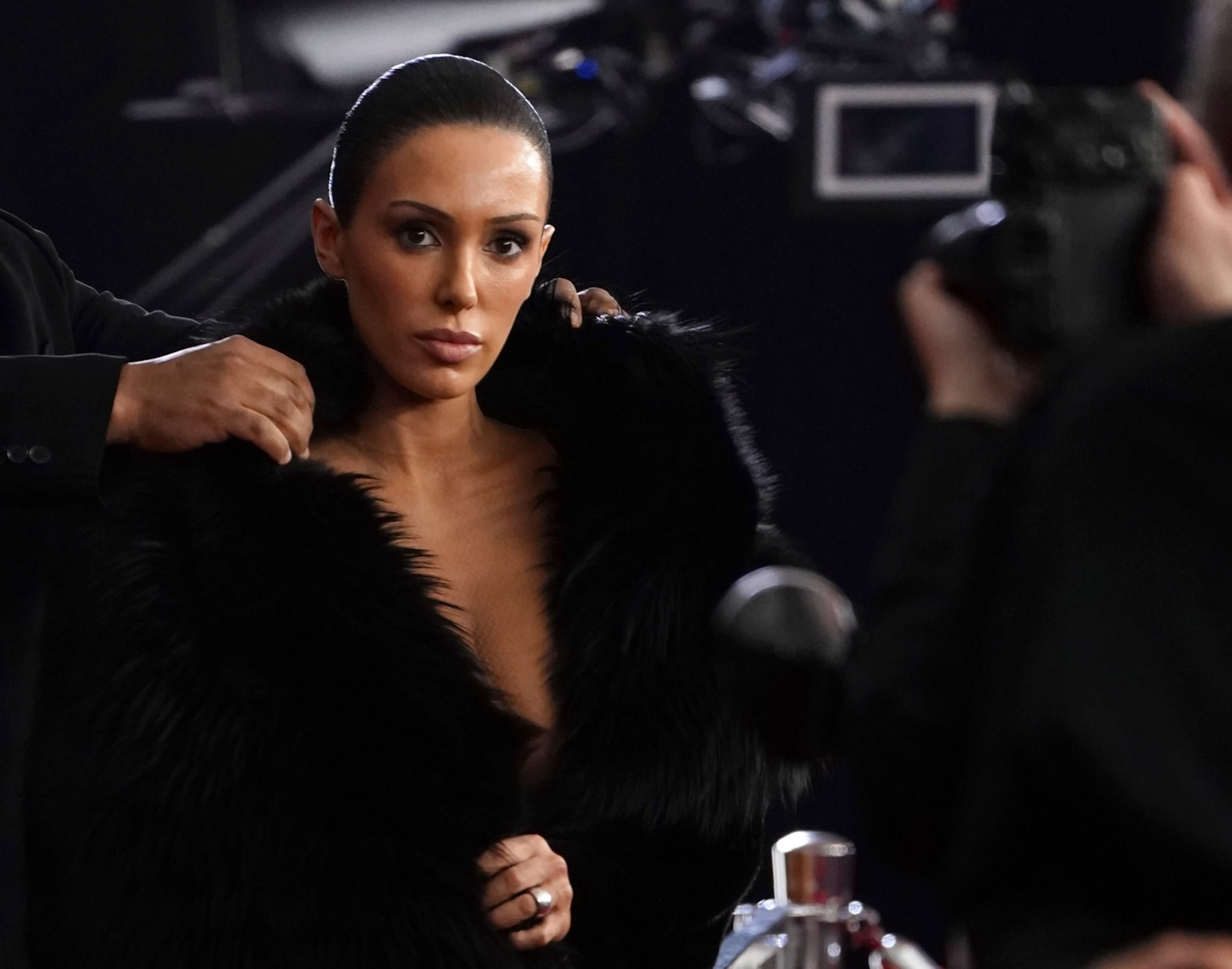 Censori lució un abrigo de piel negro, pero al dejarlo caer reveló una prenda completamente transparente.