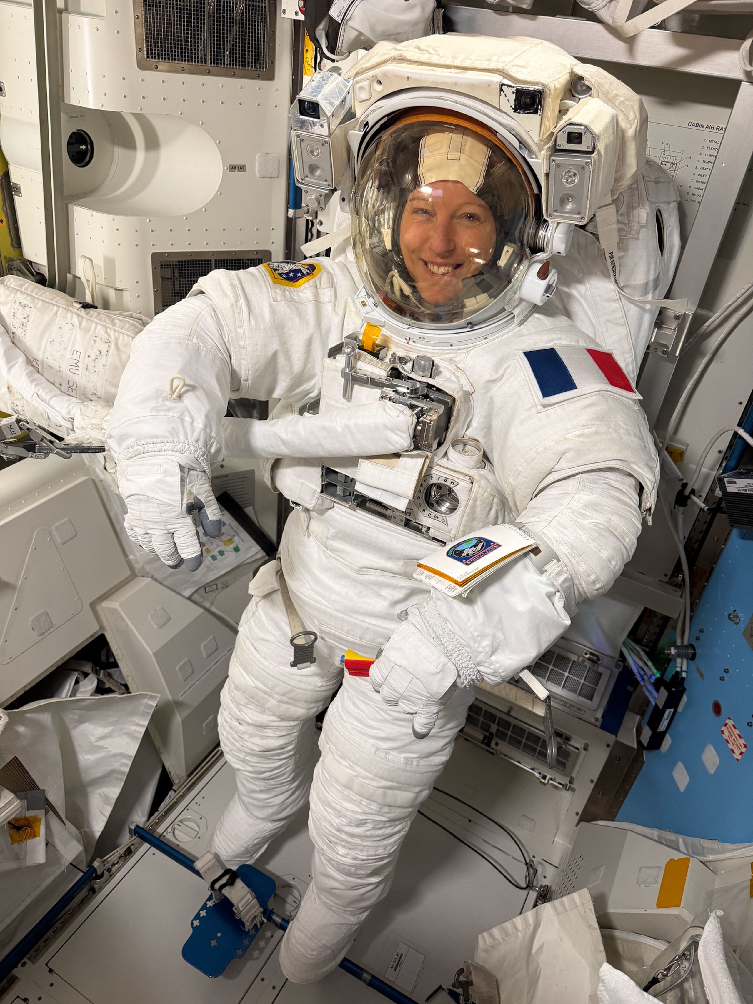 La caminata para reemplazar una antena averiada, convirtió a Adenot en la primera francesa en salir al exterior del laboratorio orbital.