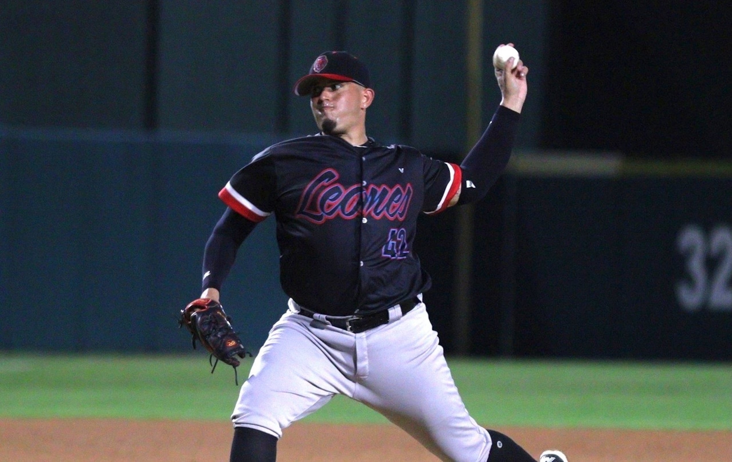 Sidney Duprey lanzando por los Leones.