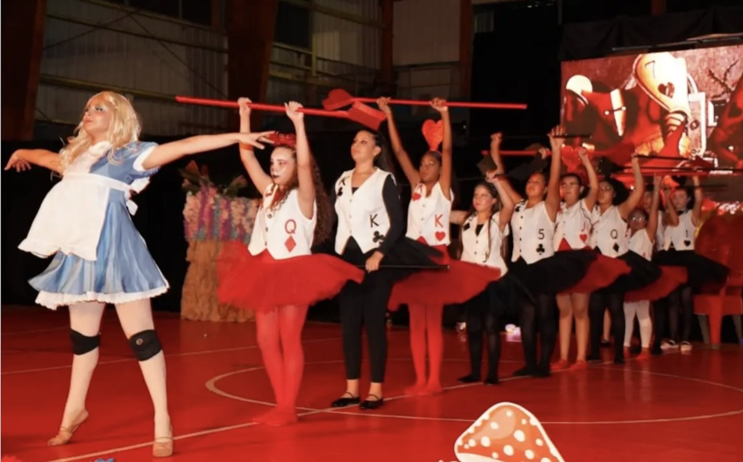 La pieza basada del autor británico Lewis Carroll forma parte de la jornada artística que realizan los estudiantes de la institución educativa del municipio.