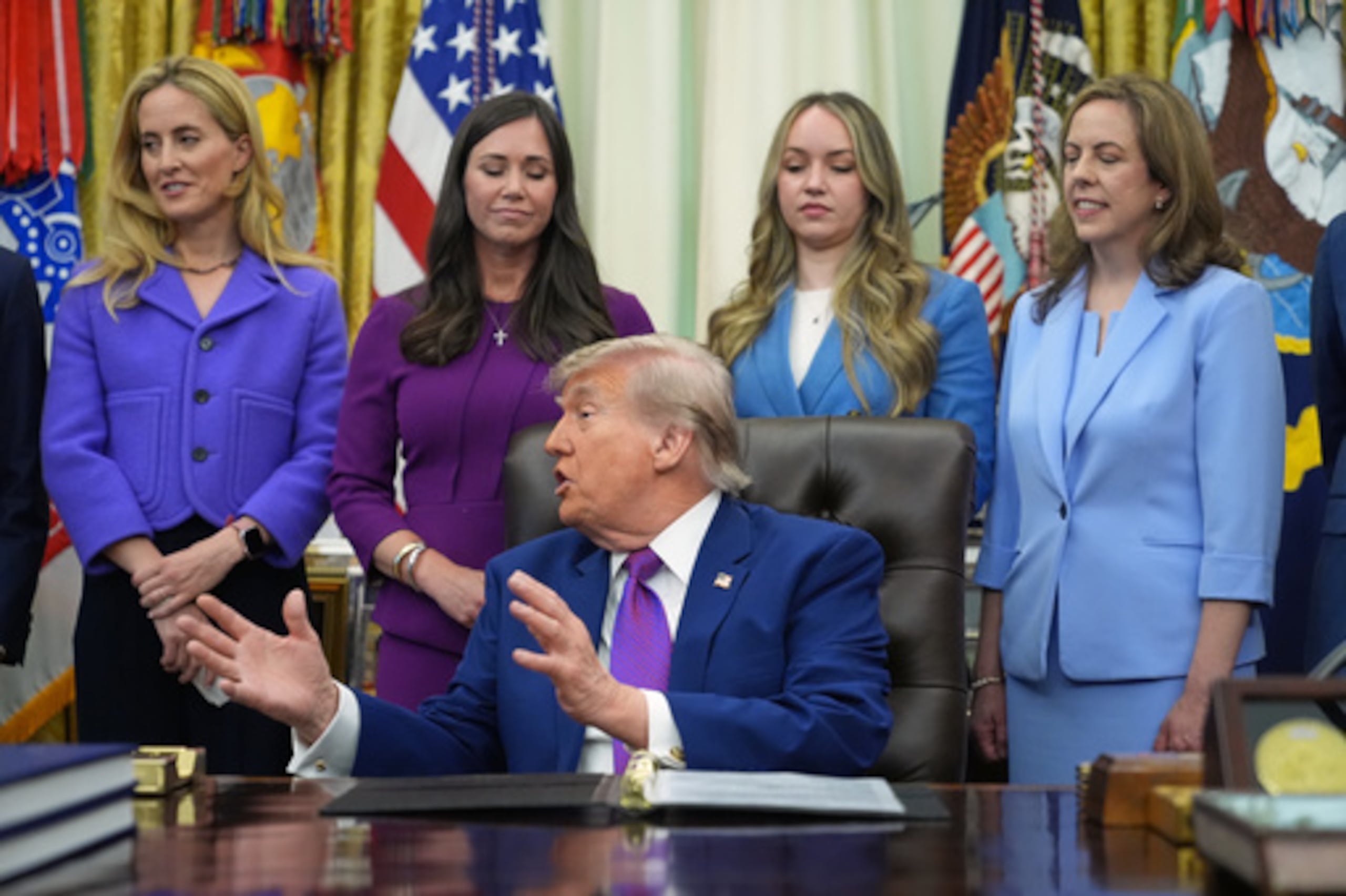 El presidente Donald Trump habla con los periodistas en un acto sobre atención sanitaria materna, el lunes 11 de mayo de 2026, en el Despacho Oval de la Casa Blanca, en Washington. (AP Photo/Jacquelyn Martin)