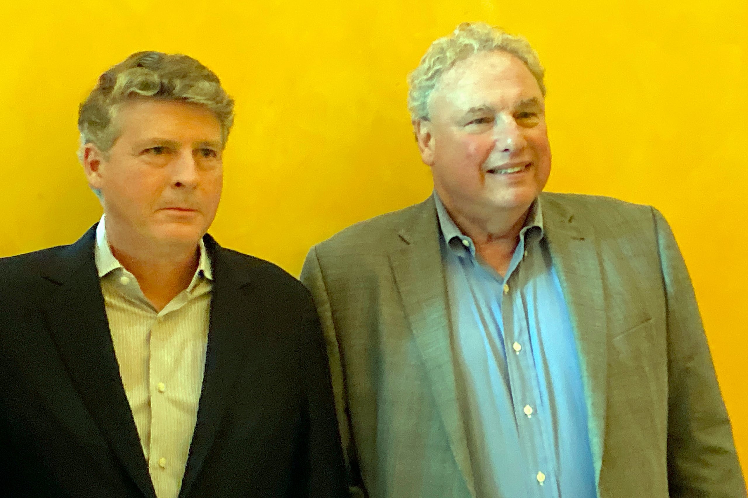 El dueño de los Yankees, Hal Steinbrenner, y el presidente del equipo, Randy Levine, posan para una foto.