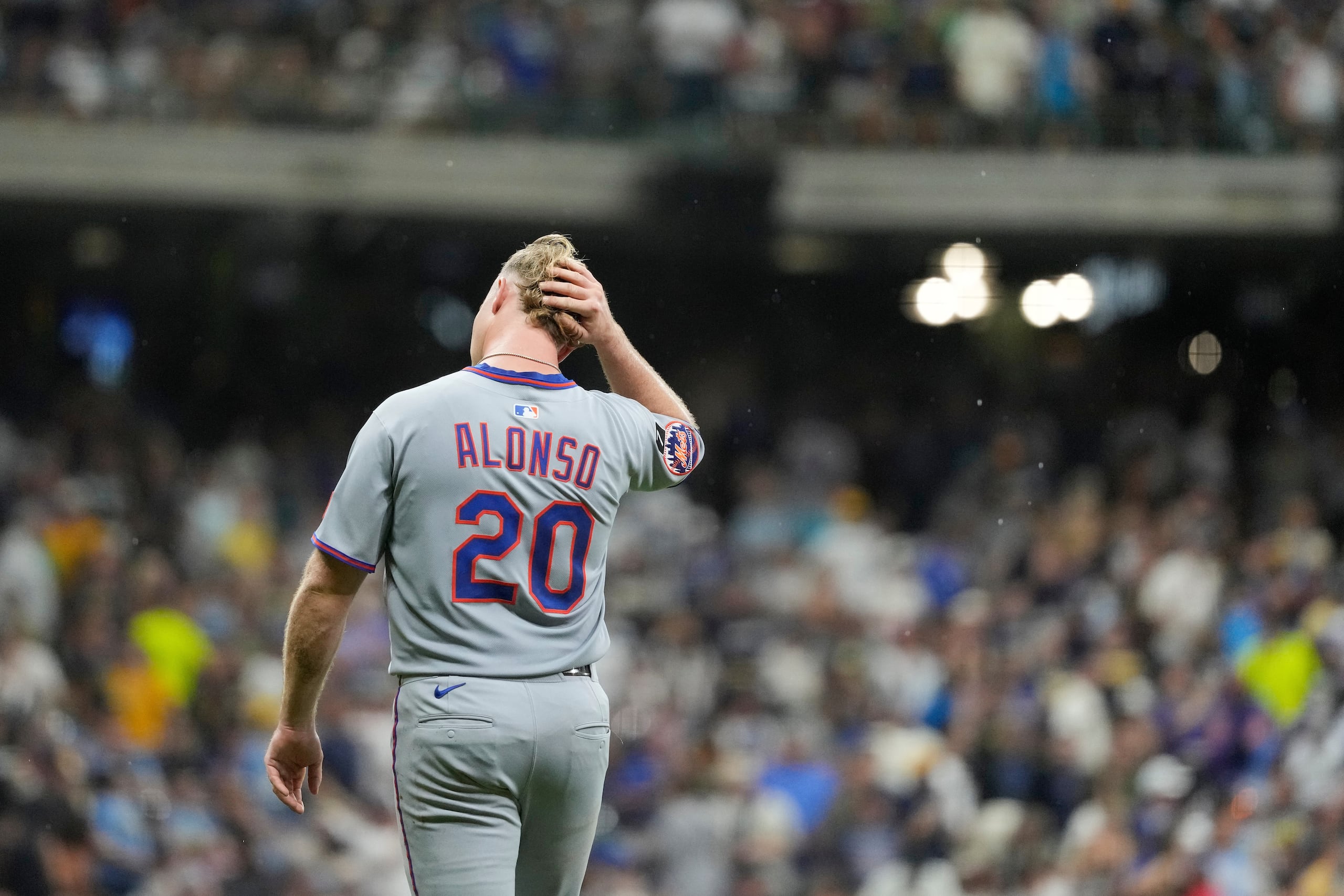 Pete Alonso, de los Mets de Nueva York, reacciona durante un juego de béisbol contra los Brewers de Milwaukee, el sábado 9 de agosto de 2025, en Milwaukee.