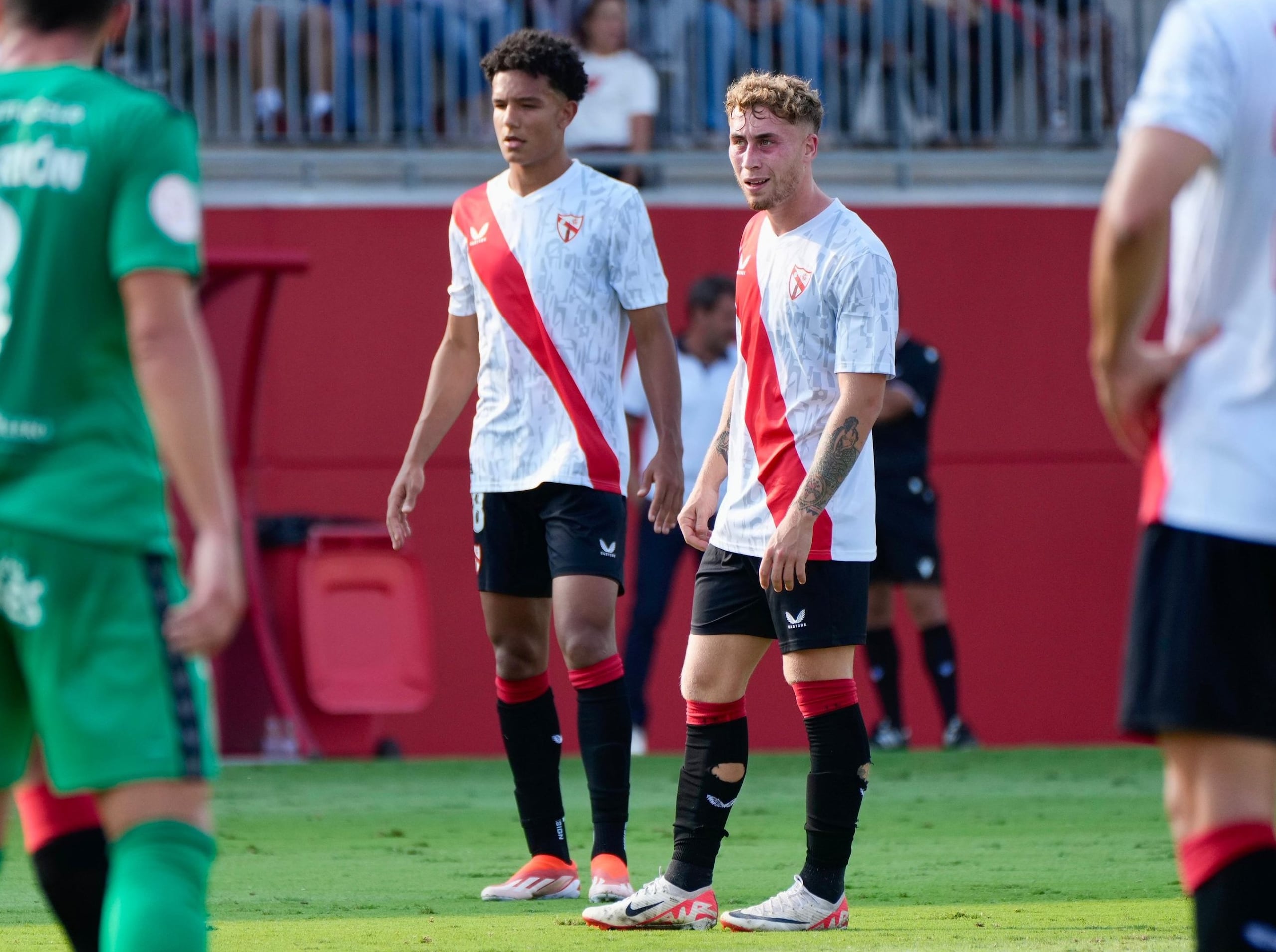 Leandro Antonetti, a la izquierda, durante el partido entre el Sevilla Atlético y el Antequera en el Estadio Jesús Navas.