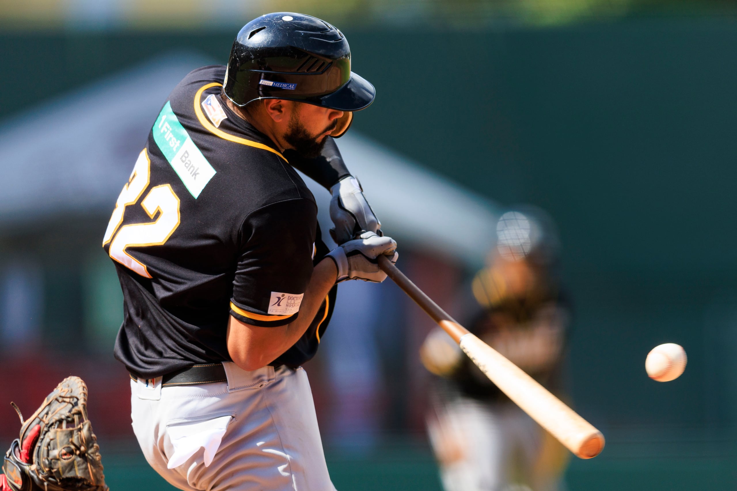 Jonathan Rodríguez, aquí sacándose de encima un pitcheo adentro en la pasada temporada, tuvo un destacado año con los Guardians de Cleveland en Doble A y podría regresar con los Gigantes en la temporada 2023-24.