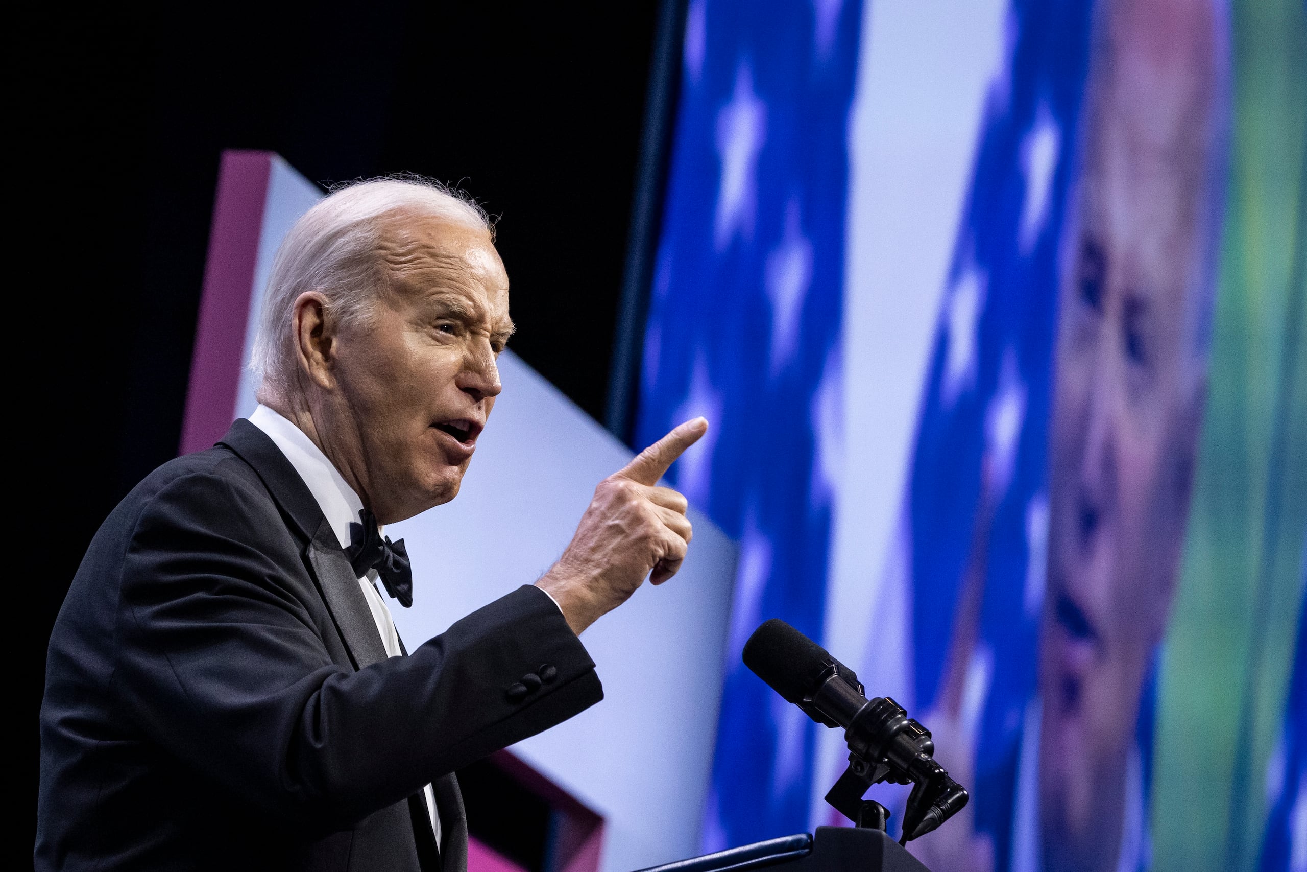 “Nos mantenemos firmes con Ucrania y seguiremos a su lado”, expresó Biden.