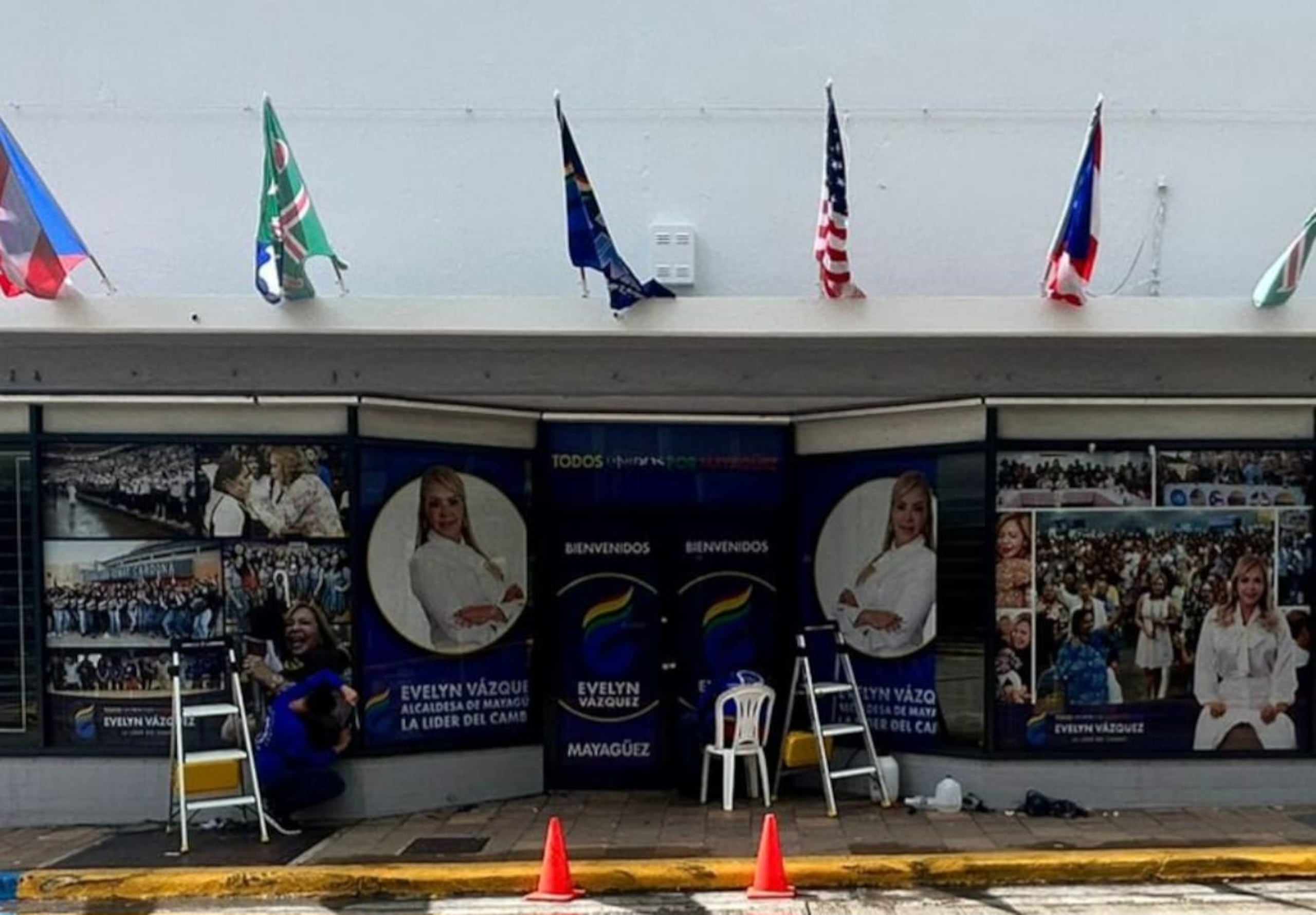 Trabajadores dan los últimos toques a la fachada del comité de campaña de Evelyn Vázquez.