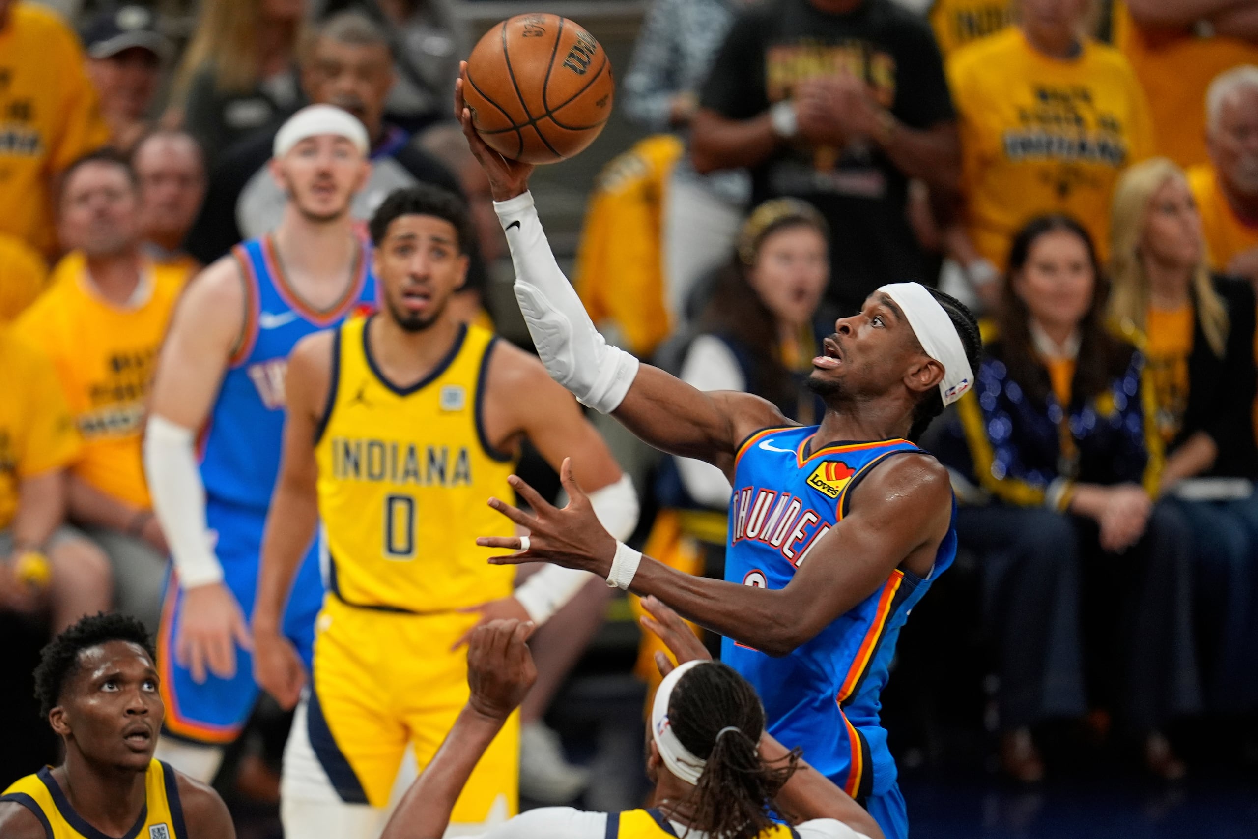El base del Thunder de Oklahoma City Shai Gilgeous-Alexander lanza el balón frente a los pacers de Indiana en el juego 3 de las Finales de la NBA el miércoles 11 de junio del 2025. (AP Foto/Abbie Parr)