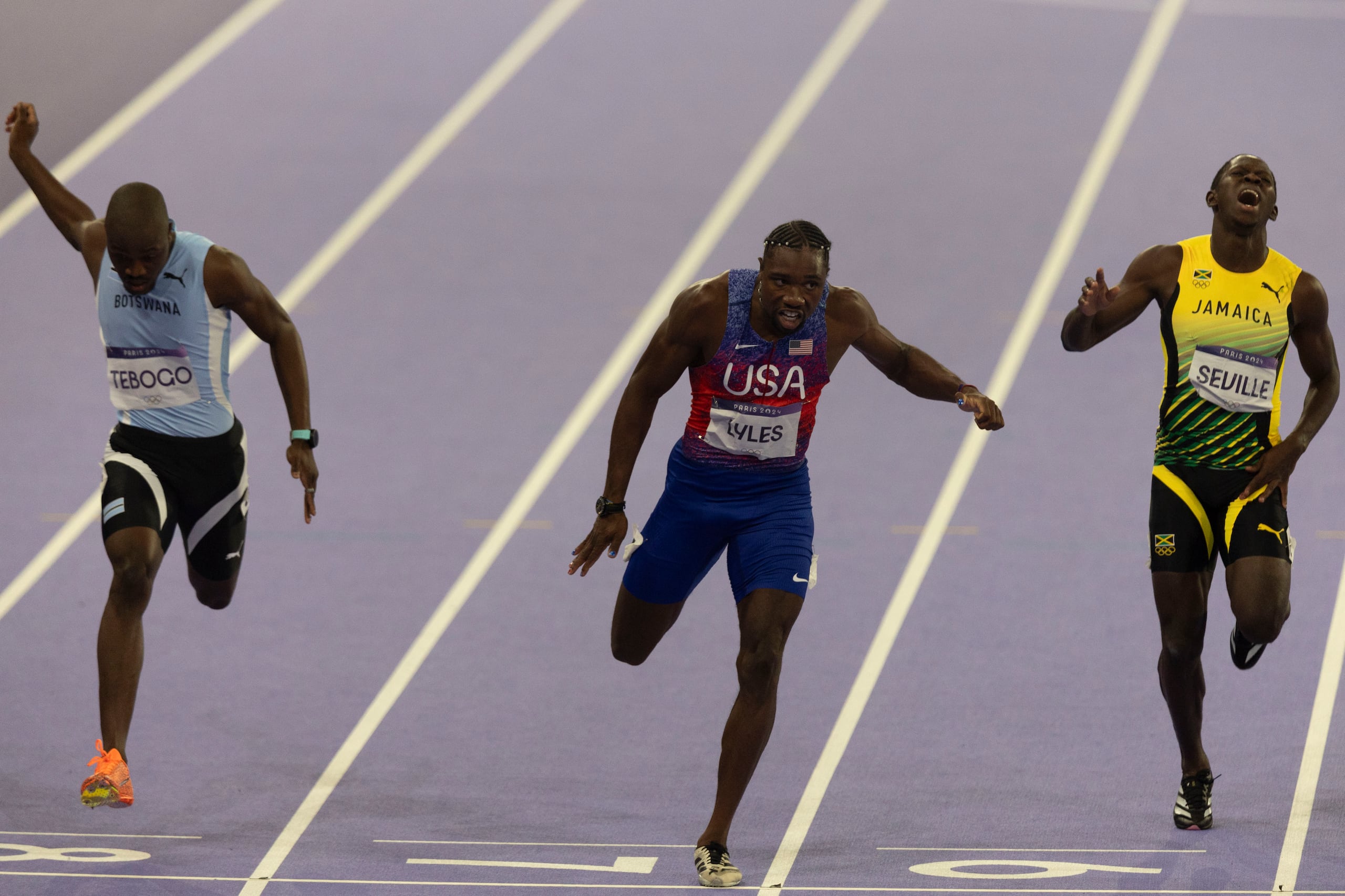 Noah Lyles cruza la meta de la cerrada carrera.