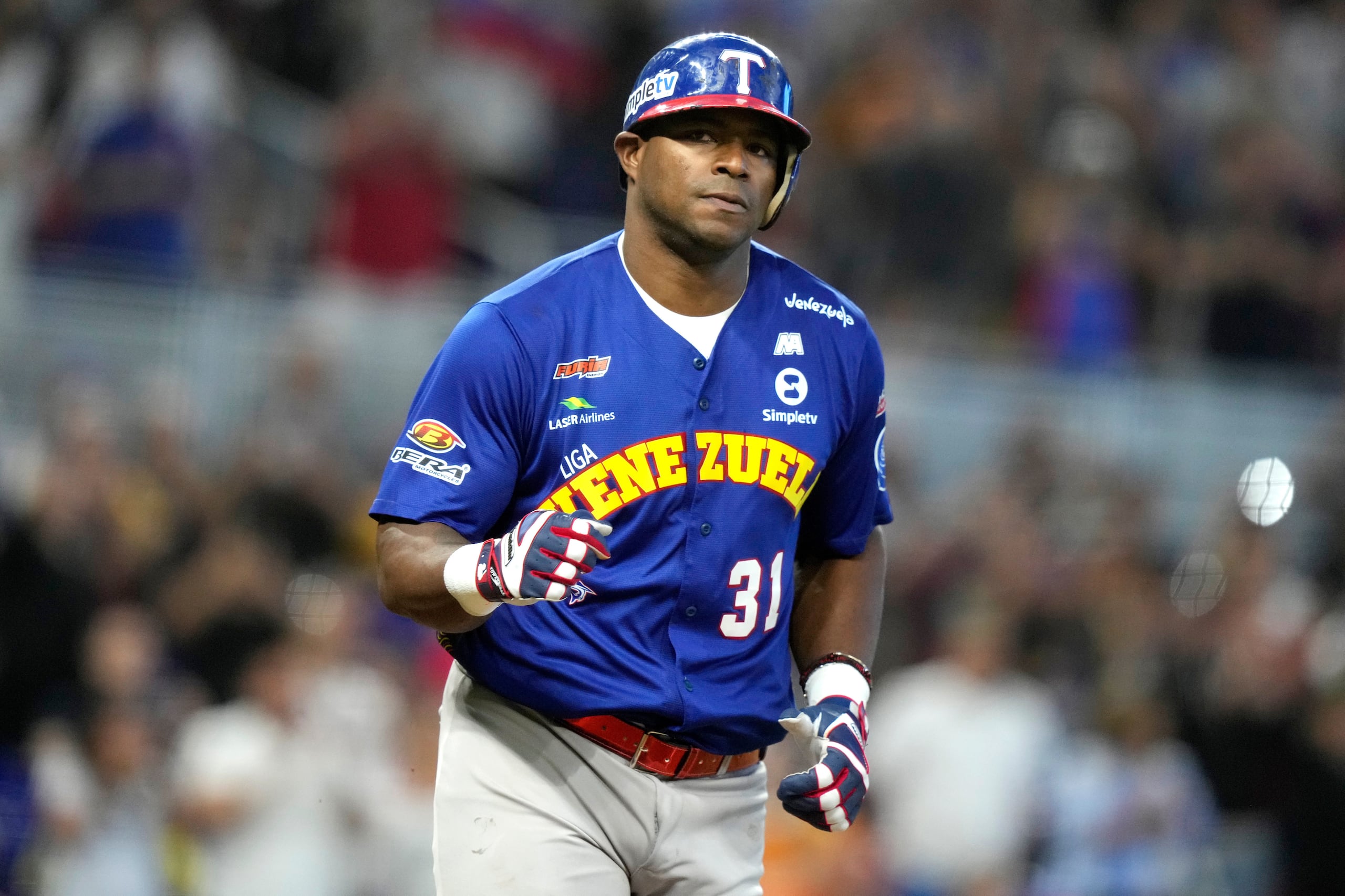 El cubano Yasiel Puig se dirige a la primera base tras negociar una base por bolas en la Serie del Caribe 2024.