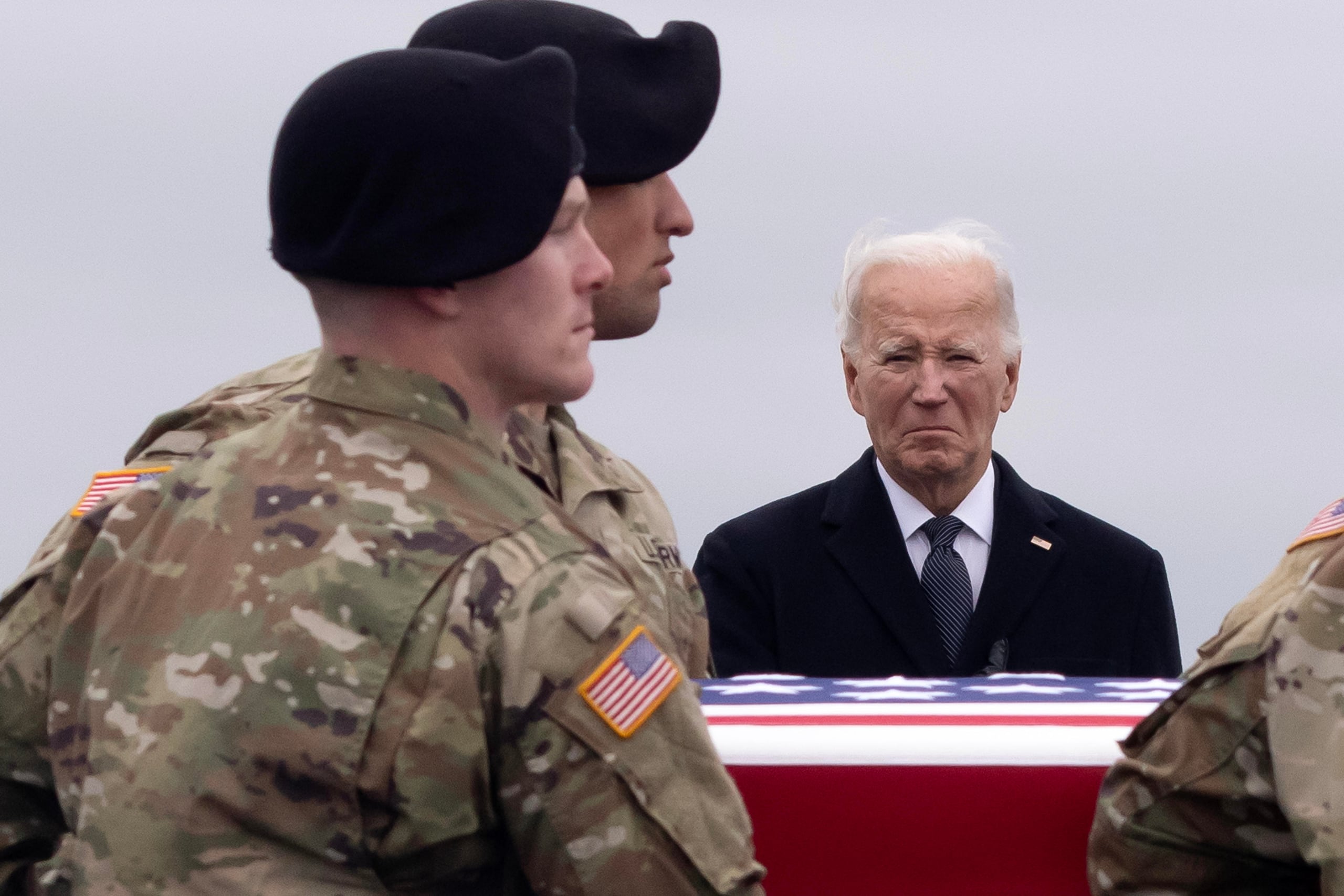 Precisamente, Biden participó este mismo viernes en una ceremonia en la base militar de la Fuerza Aérea de Dover (Delaware) para recibir los cuerpos de los tres militares abatidos.