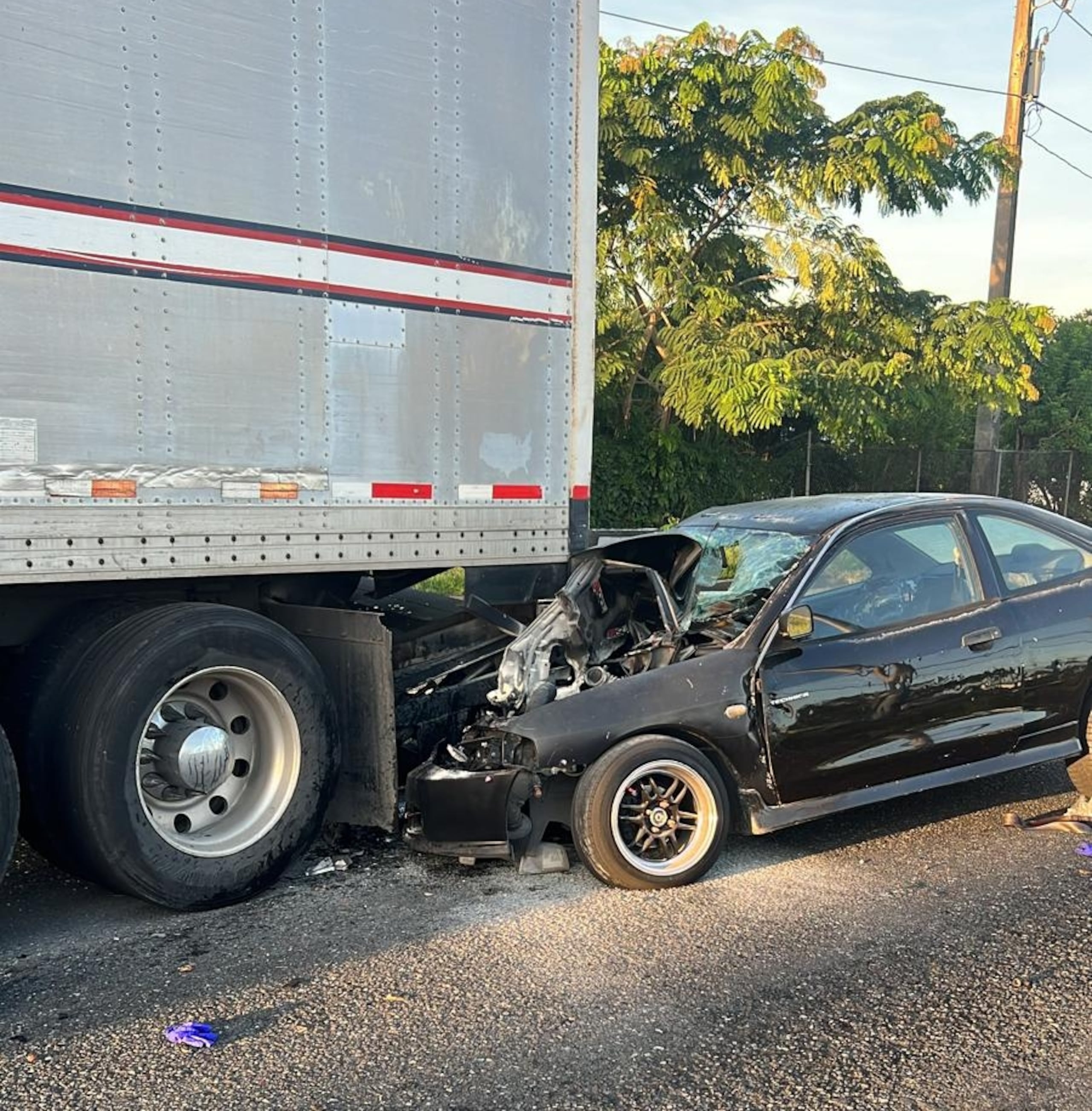 Un conductor resultó con heridas de gravedad tras accidentarse en el kilómetro 4.9 de la carretera PR-177, frente al centro comercial Santa Rosa Shopping Center, en Guaynabo.