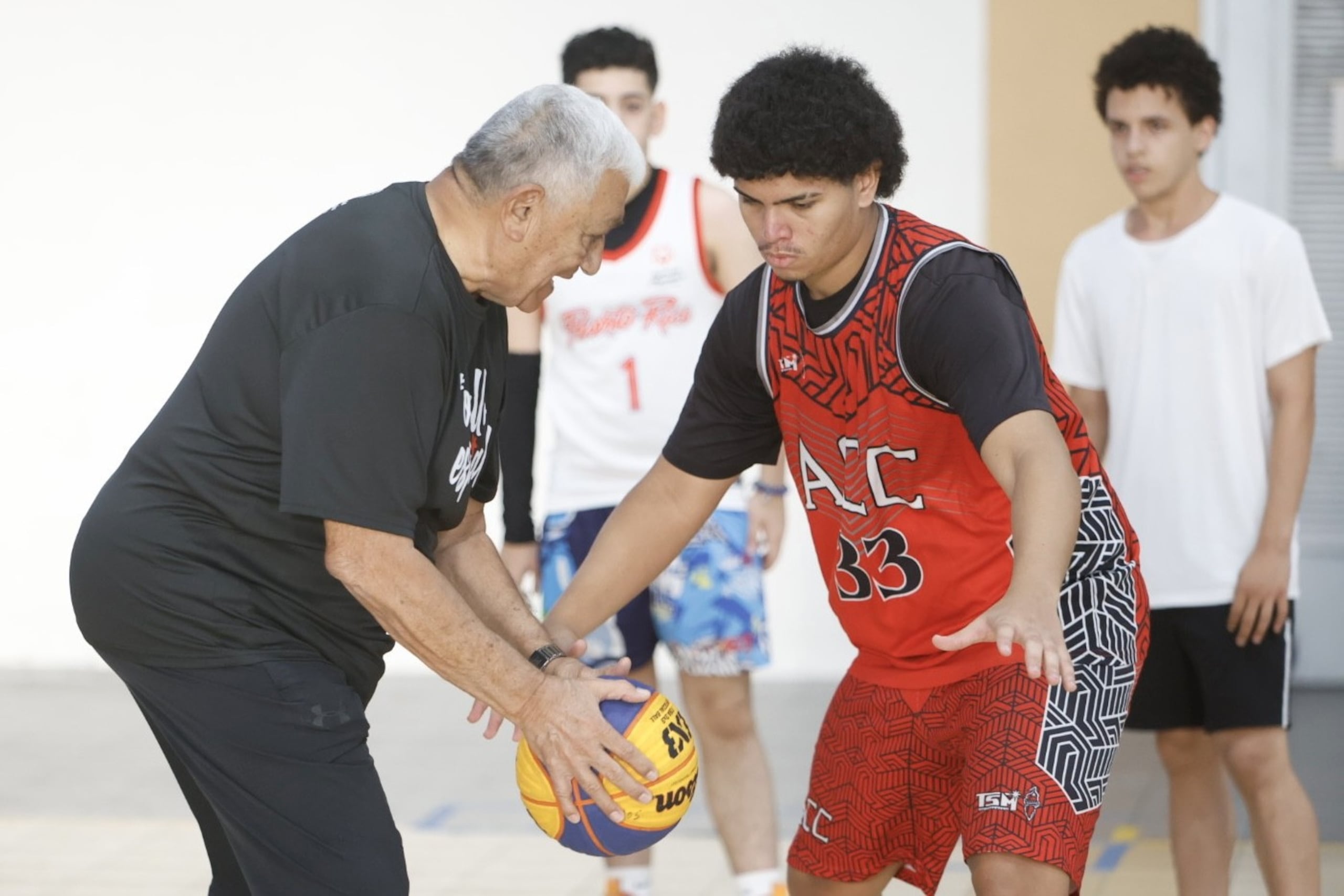 Flor Meléndez asiste al equipo de baloncesto 3x3.