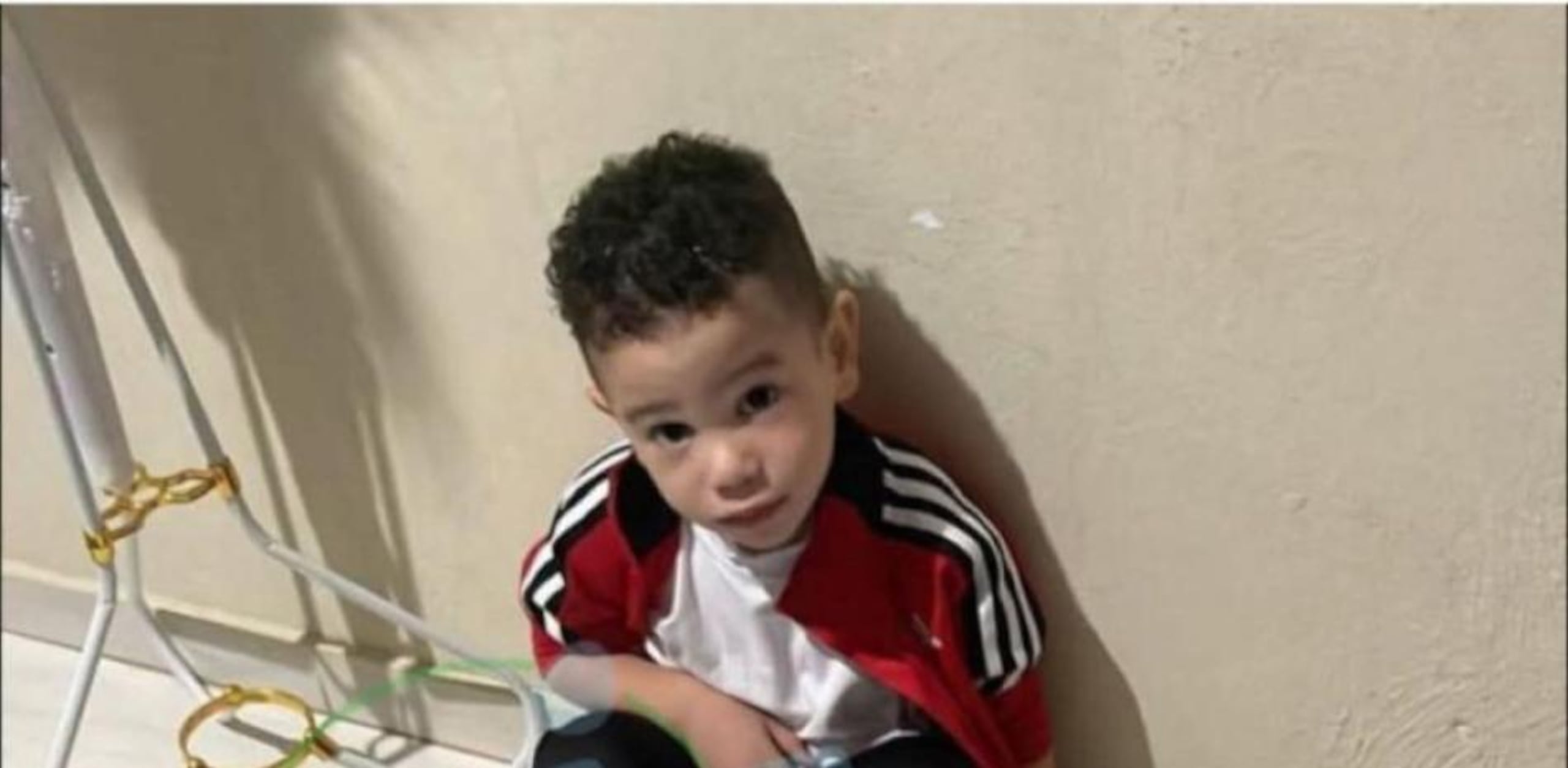 Por la desaparición del niño, la Policía Nacional, el Cuerpo de Bomberos y la Defensa Civil, en coordinación con el Ministerio Público, han desplegado un operativo de búsqueda.