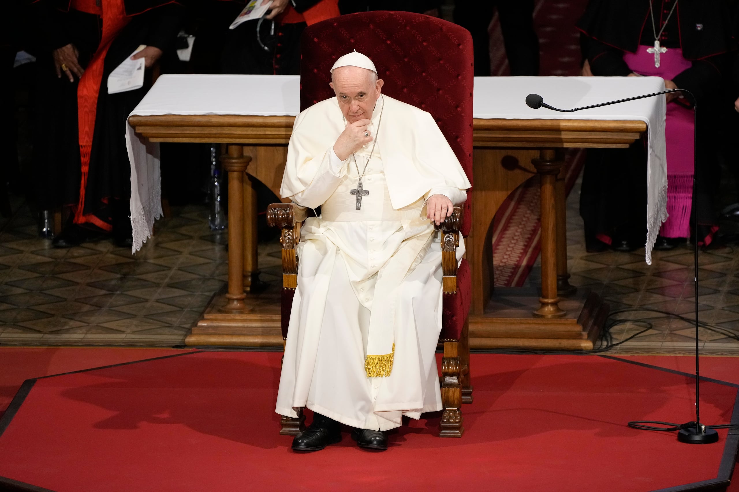 El papa Francisco durante una reunión con sacerdotes y fieles, seminaristas y catequistas en la Catedral de San Martín, en Bratislava, Eslovaquia.