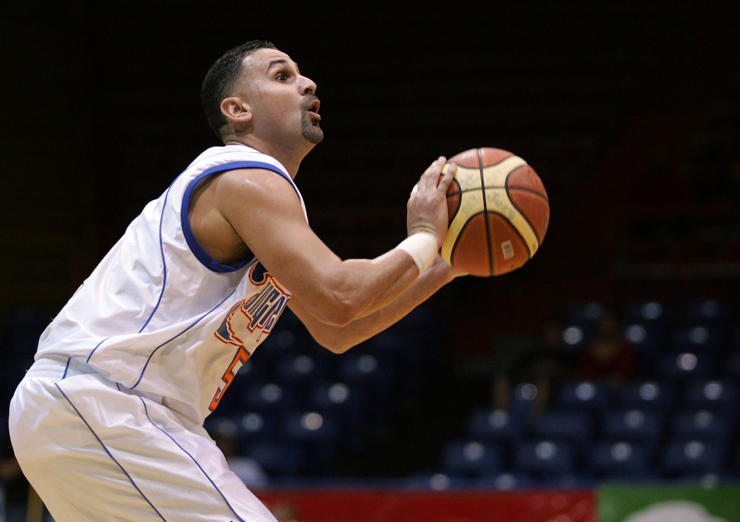 En la foto Orlando "Guayacán" Santiago, cuando jugaba en el equipo de Santurce en el 2007.