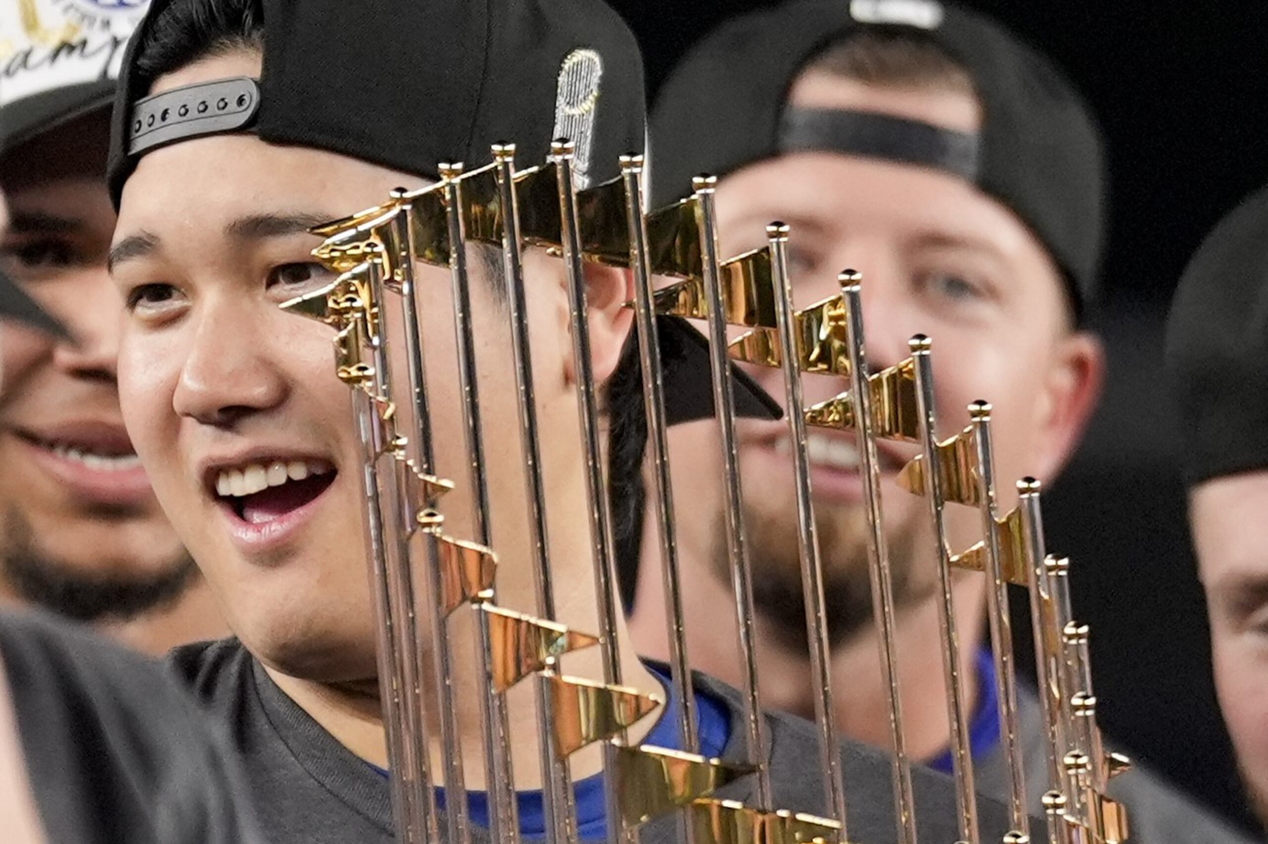Ohtani, con el Trofeo del Comisionado, firmó un pacto histórico de $700 millones con los Dodgers antes de ganar el cetro.