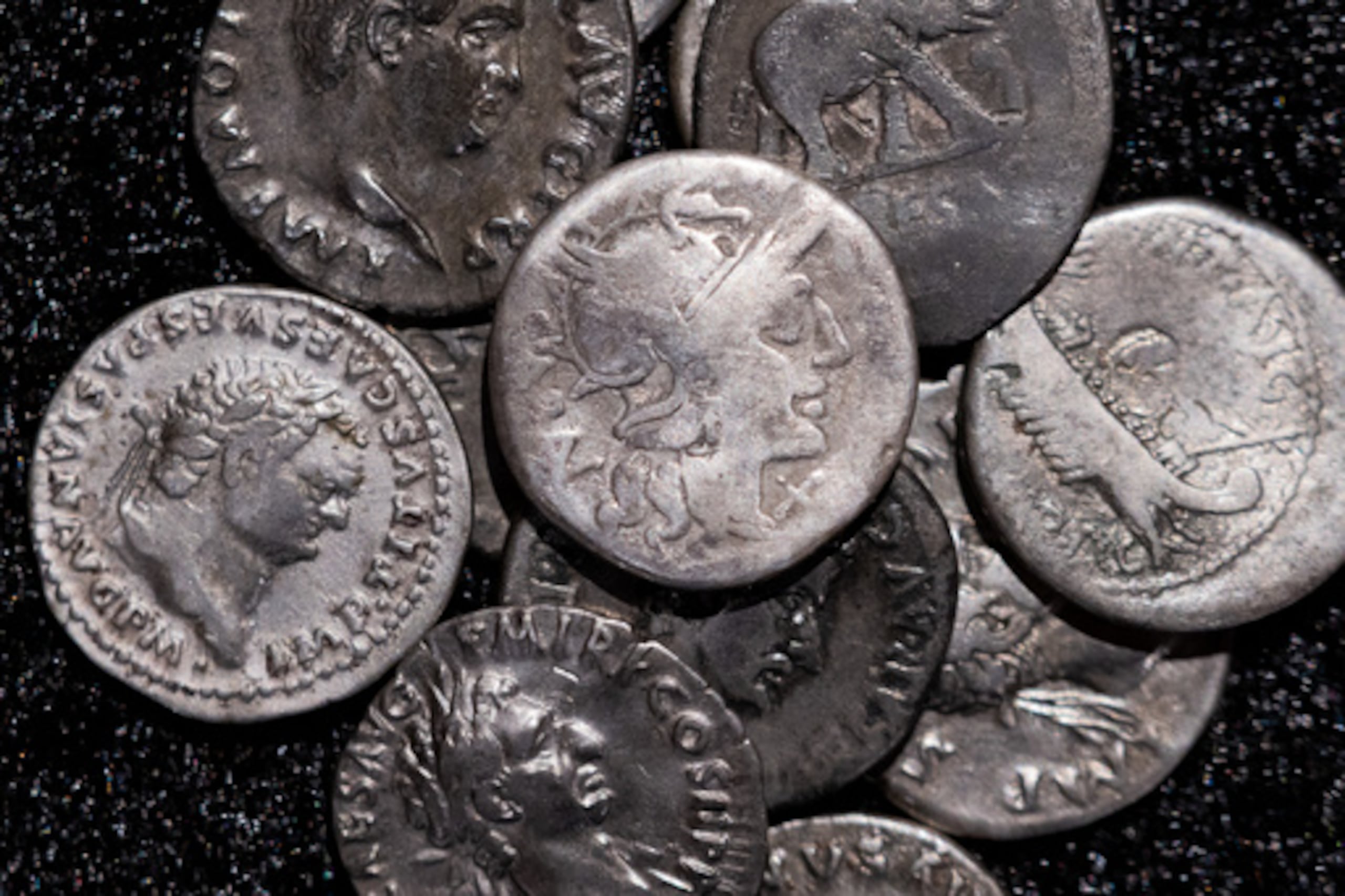 Oliver Riedl llamó a las autoridades para pedir ayuda y un grupo de expertos que empezó a excavar de inmediato descubrió un total de 934 denarios romanos de plata.